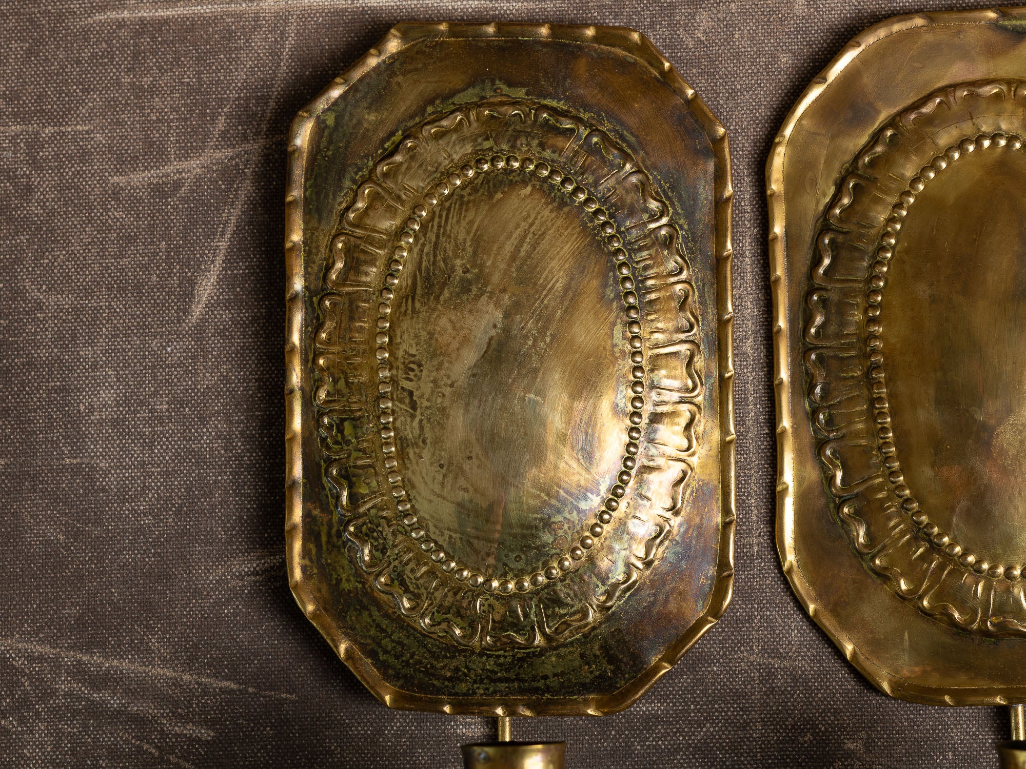 Paire de candélabres d'applique gustaviens en laiton, Suède (première moitié du XXe siècle)..Set of 2 gustavian brass wall hanging candle holders, Sweden (First half XXth century)