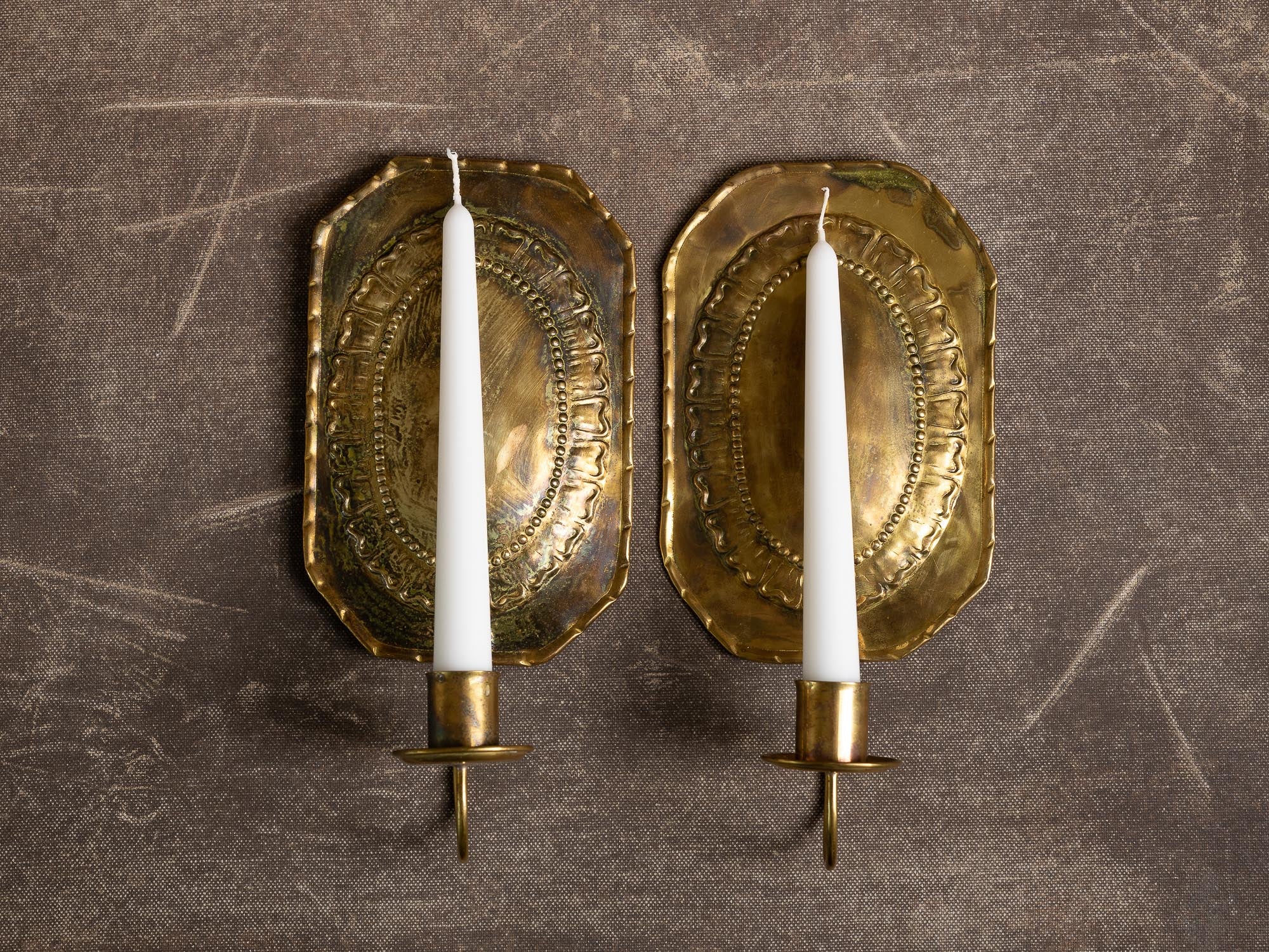 Paire de candélabres d'applique gustaviens en laiton, Suède (première moitié du XXe siècle)..Set of 2 gustavian brass wall hanging candle holders, Sweden (First half XXth century)