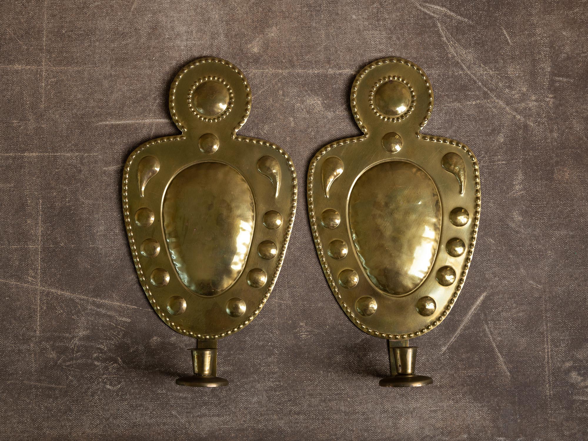 Paire de candélabres d'applique en laiton, Suède (vers 1965)..Set of 2 Brass wall hanging candle holders, Sweden (ca. 1965)