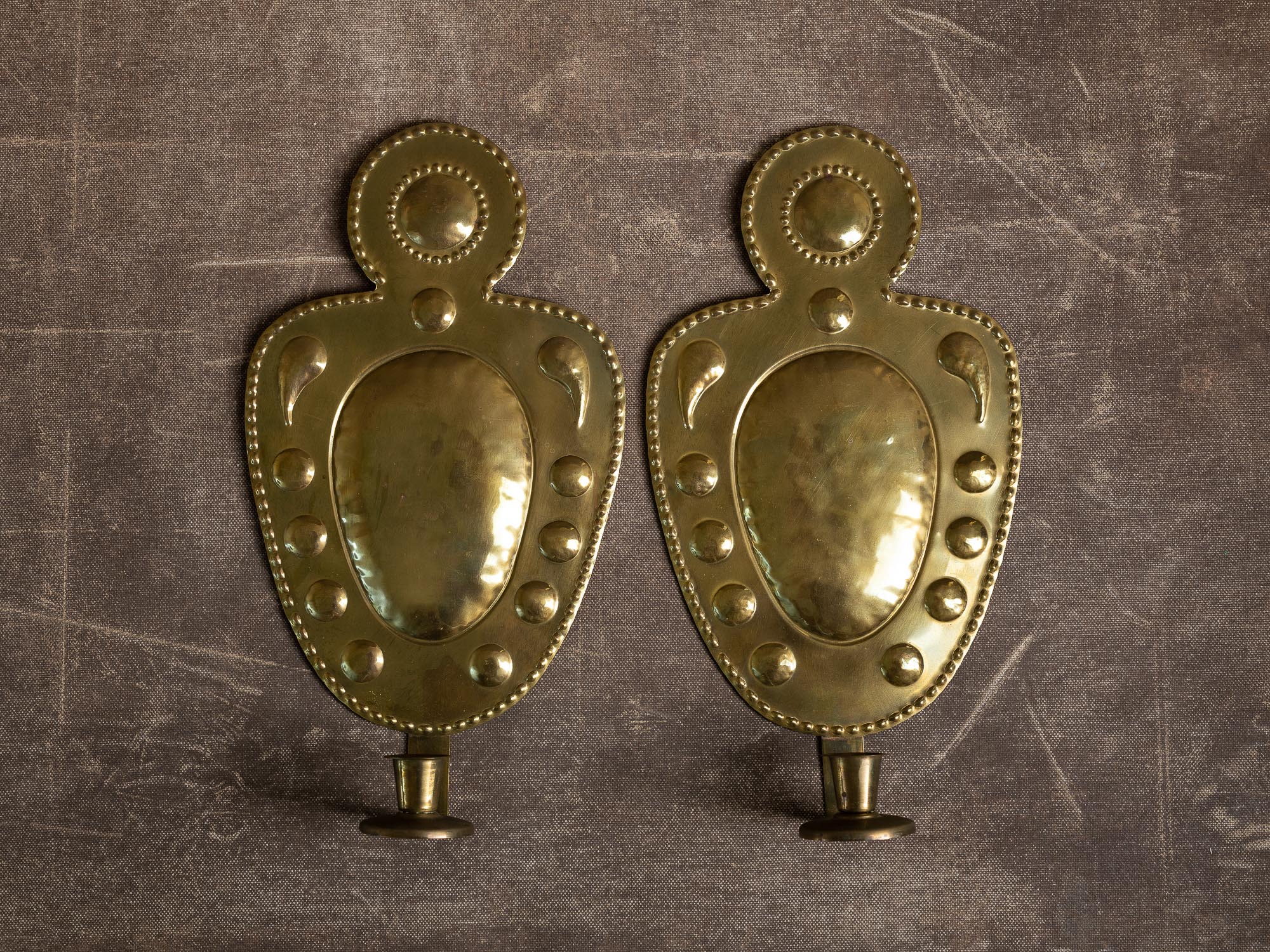 Paire de candélabres d'applique en laiton, Suède (vers 1965)..Set of 2 Brass wall hanging candle holders, Sweden (ca. 1965)