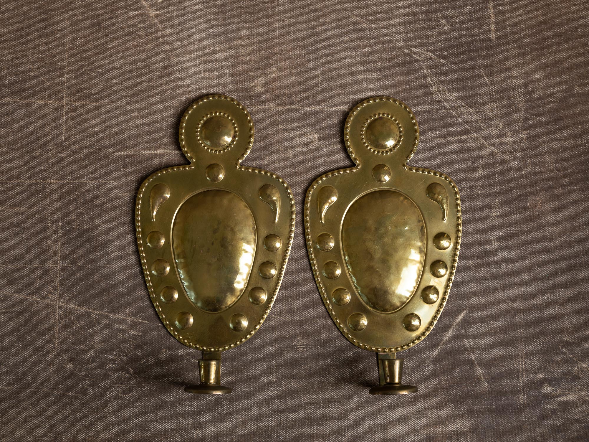Paire de candélabres d'applique en laiton, Suède (vers 1965)..Set of 2 Brass wall hanging candle holders, Sweden (ca. 1965)