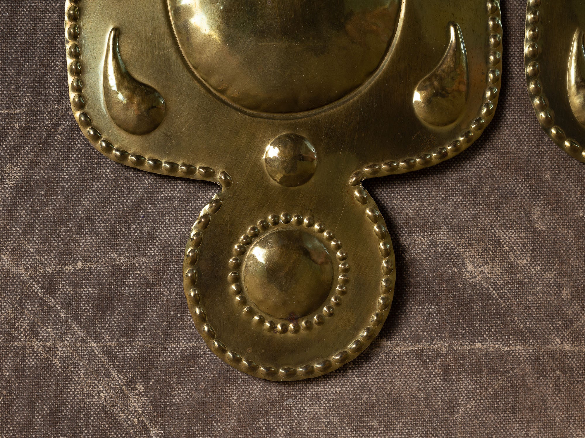 Paire de candélabres d'applique en laiton, Suède (vers 1965)..Set of 2 Brass wall hanging candle holders, Sweden (ca. 1965)