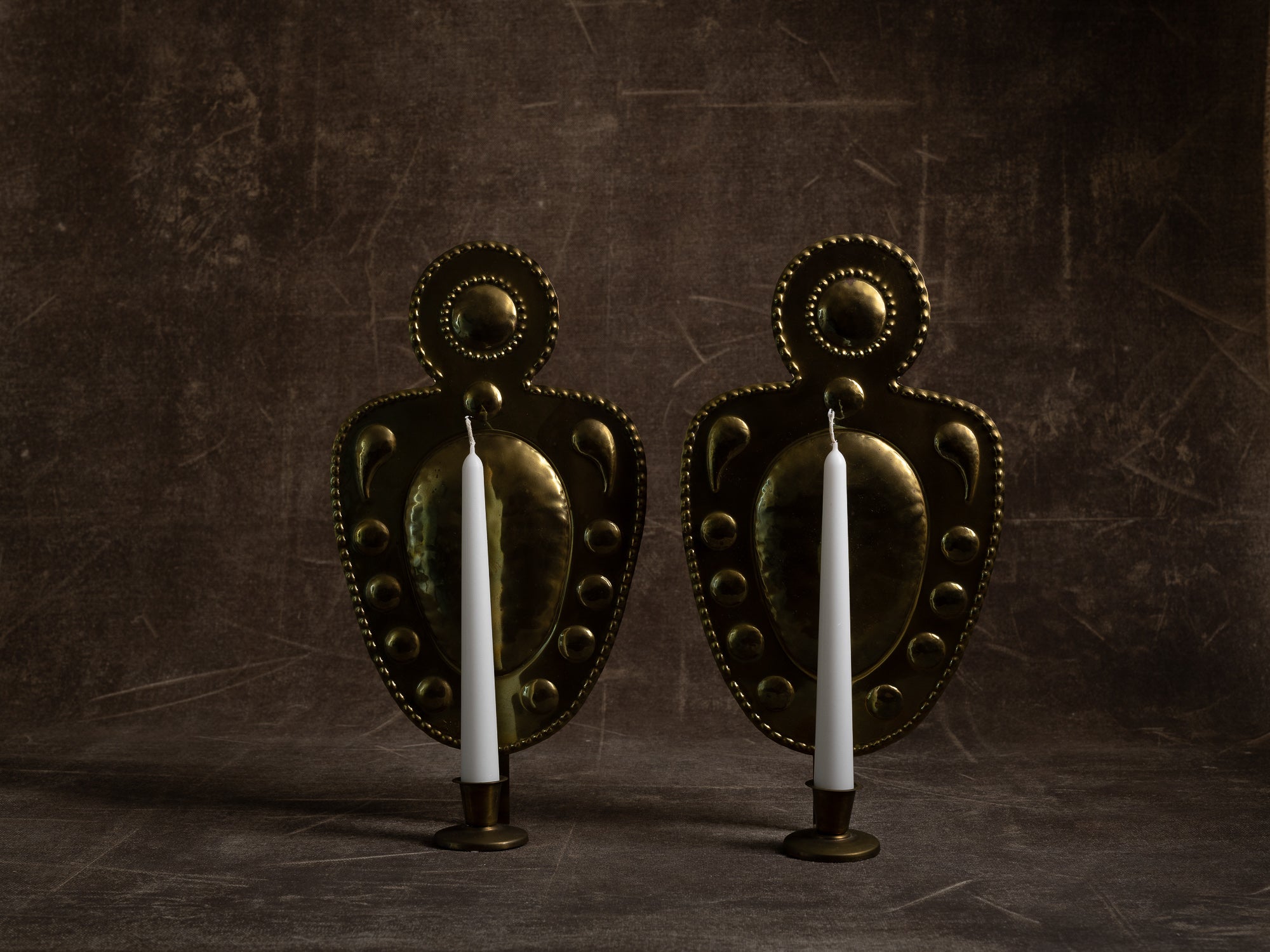 Paire de candélabres d'applique en laiton, Suède (vers 1965)..Set of 2 Brass wall hanging candle holders, Sweden (ca. 1965)
