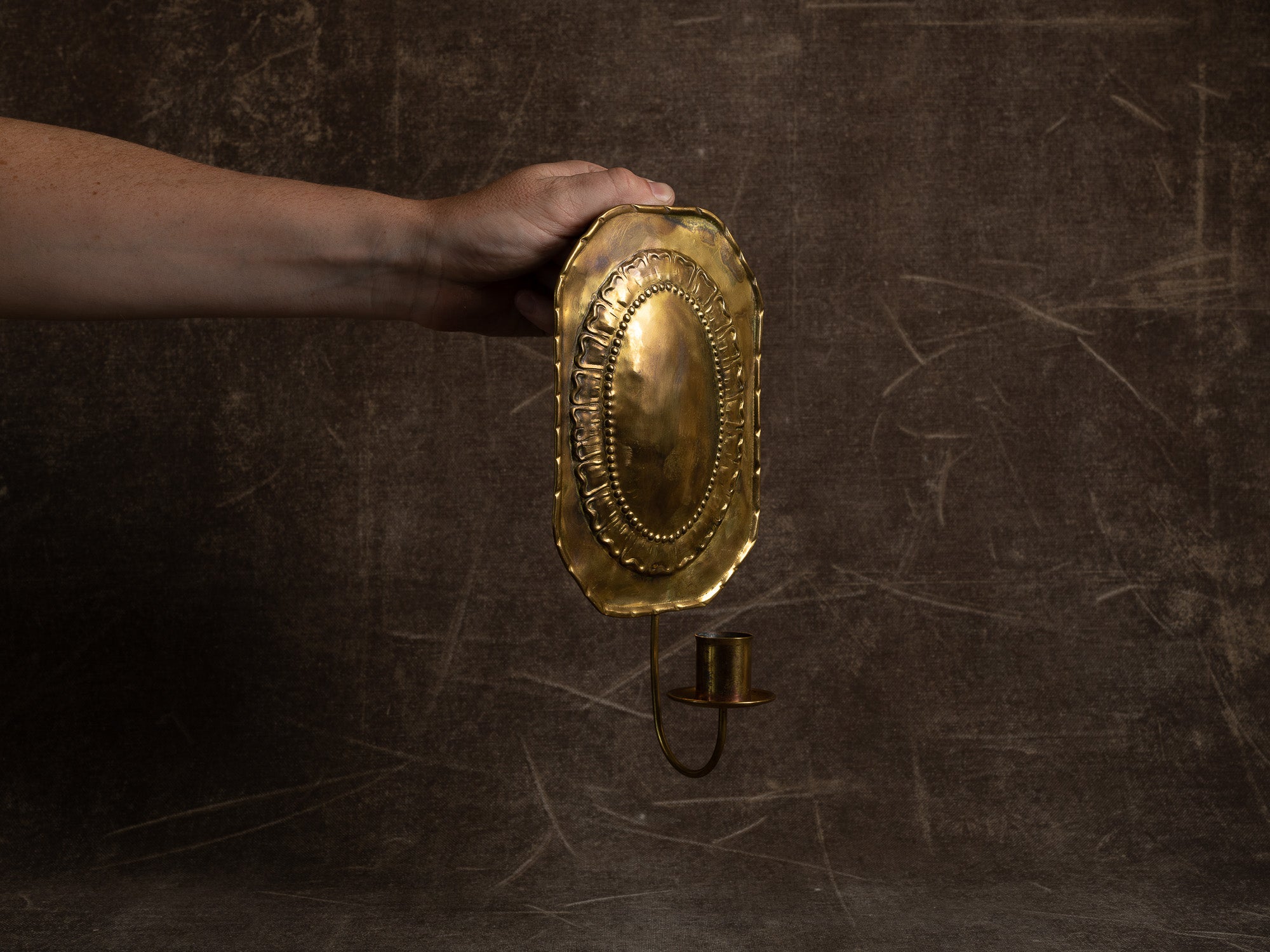 Paire de candélabres d'applique gustaviens en laiton, Suède (première moitié du XXe siècle)..Set of 2 gustavian brass wall hanging candle holders, Sweden (First half XXth century)