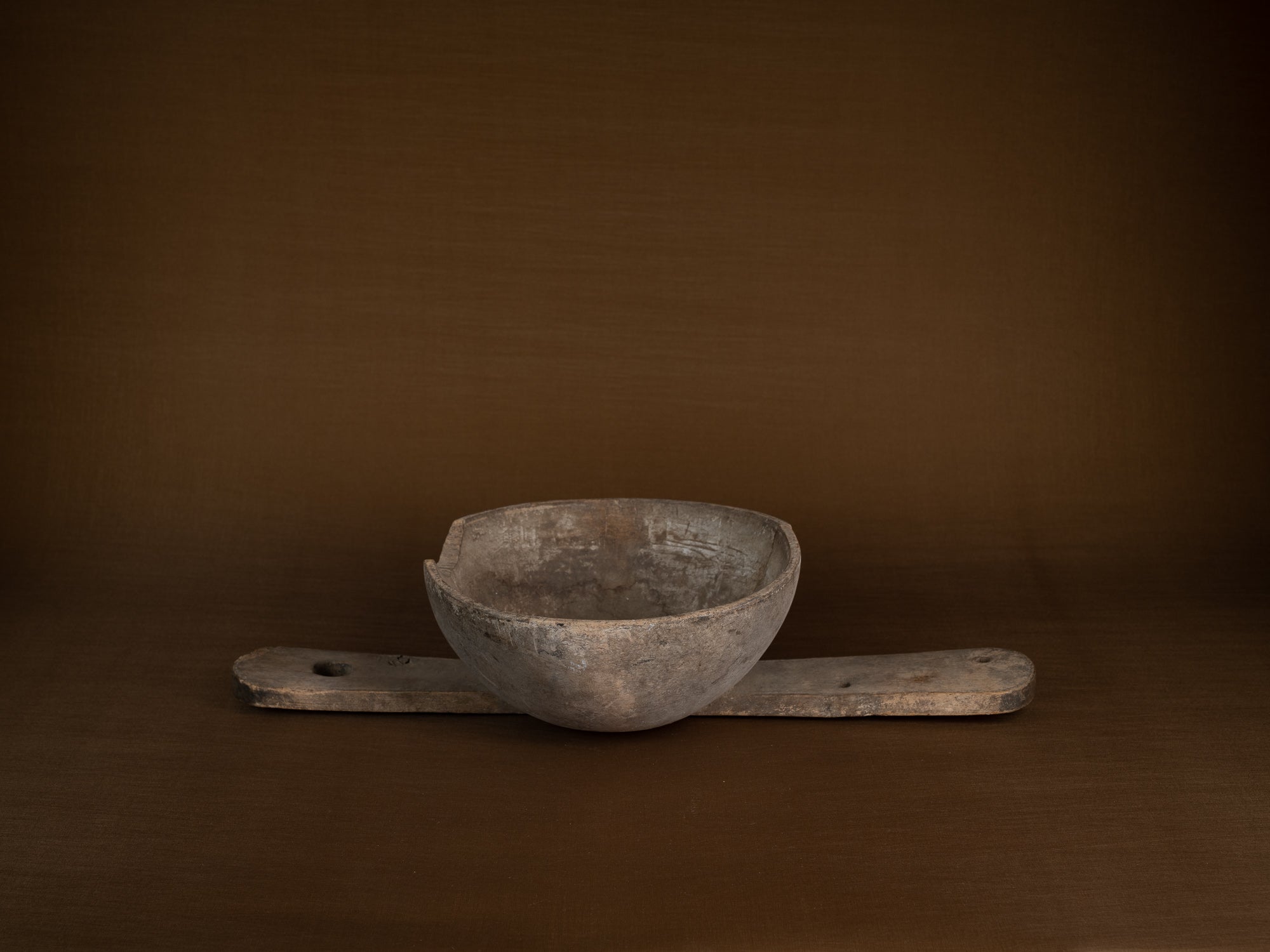 Mitate, passe‑lait ancien monoxyle, Suède (1820)..Mitate, old monoxyle milk strainer, Sweden (1820)
