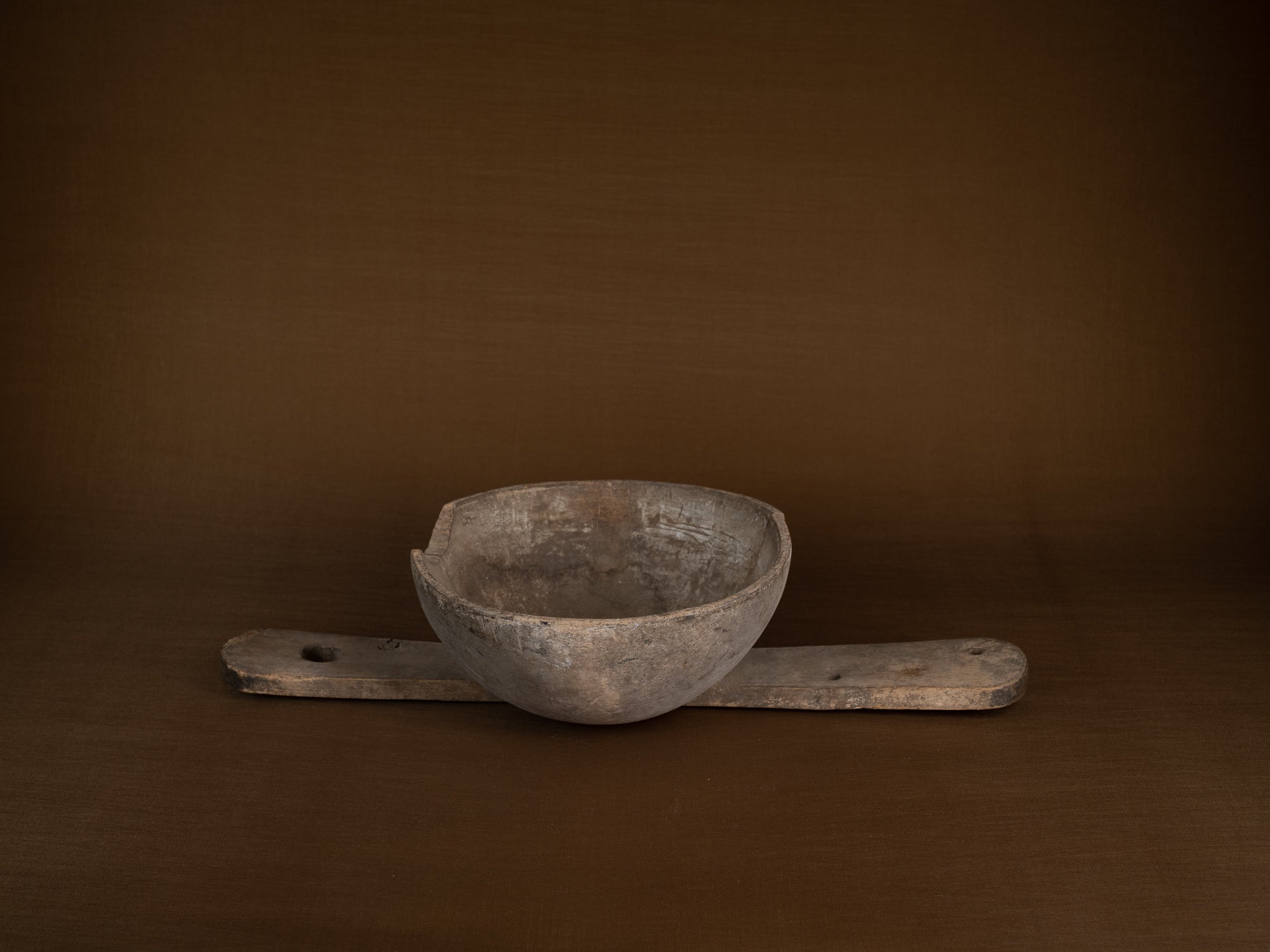 Mitate, passe‑lait ancien monoxyle, Suède (1820)..Mitate, old monoxyle milk strainer, Sweden (1820)