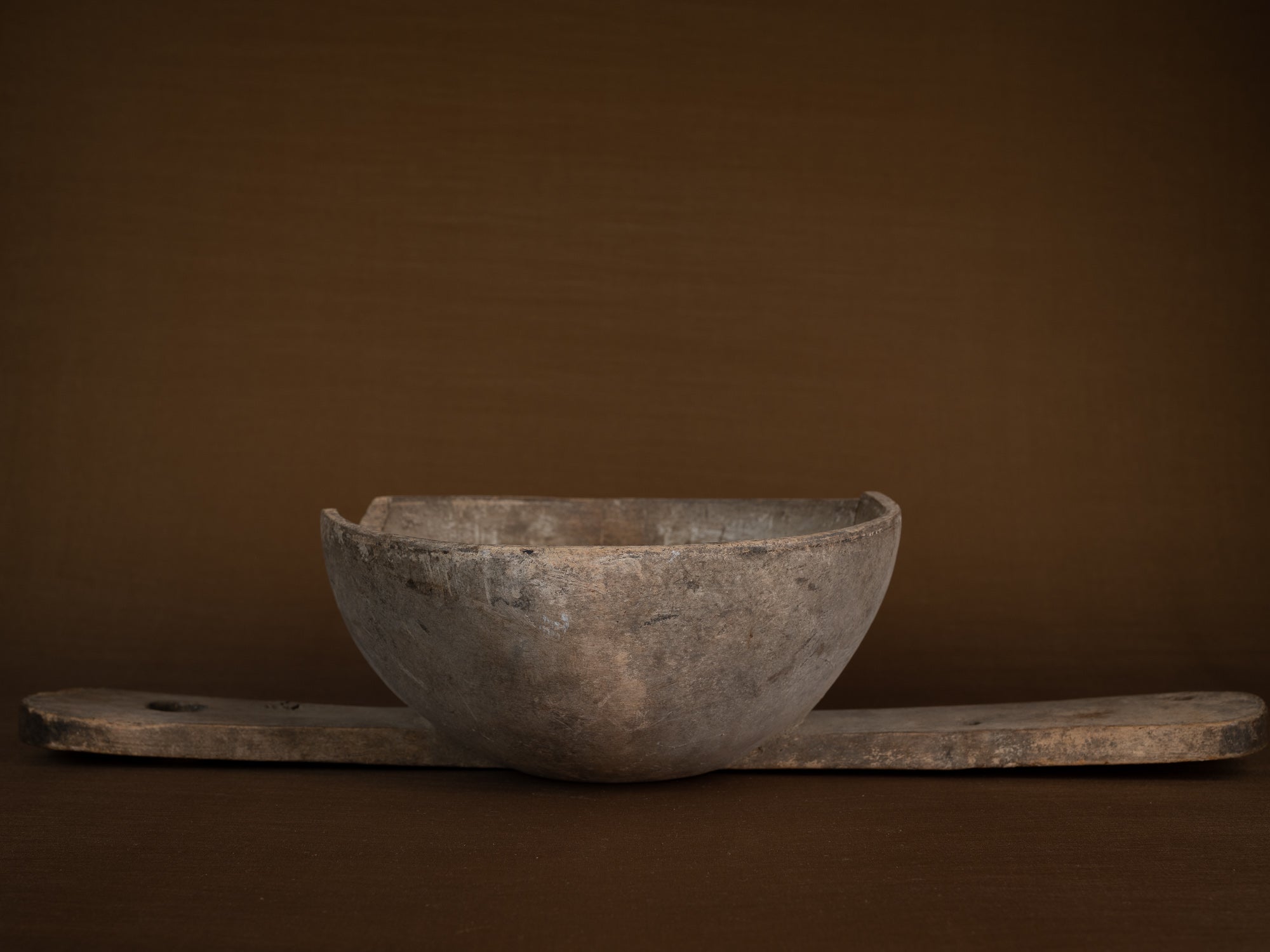 Mitate, passe‑lait ancien monoxyle, Suède (1820)..Mitate, old monoxyle milk strainer, Sweden (1820)