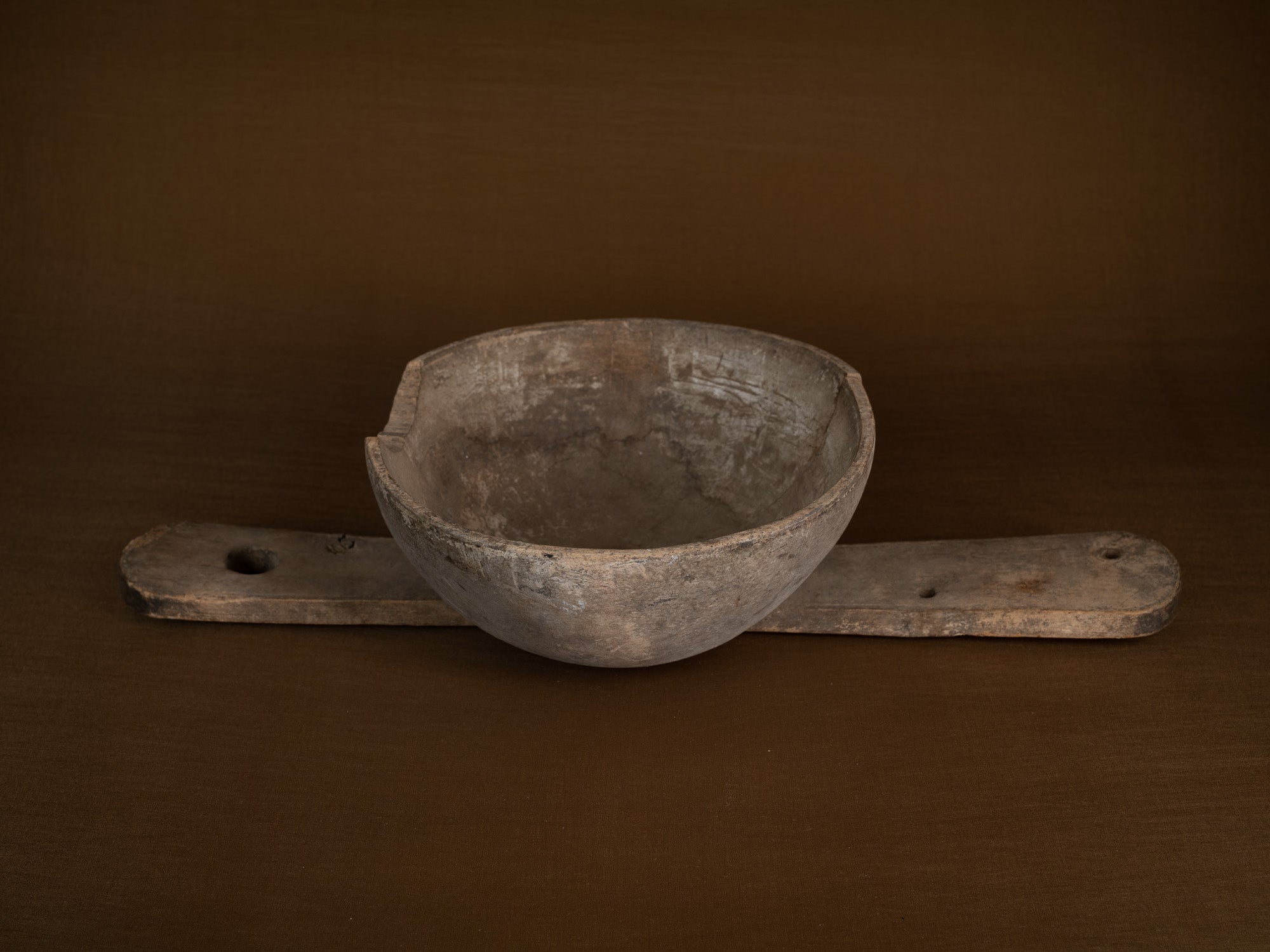 Mitate, passe‑lait ancien monoxyle, Suède (1820)..Mitate, old monoxyle milk strainer, Sweden (1820)