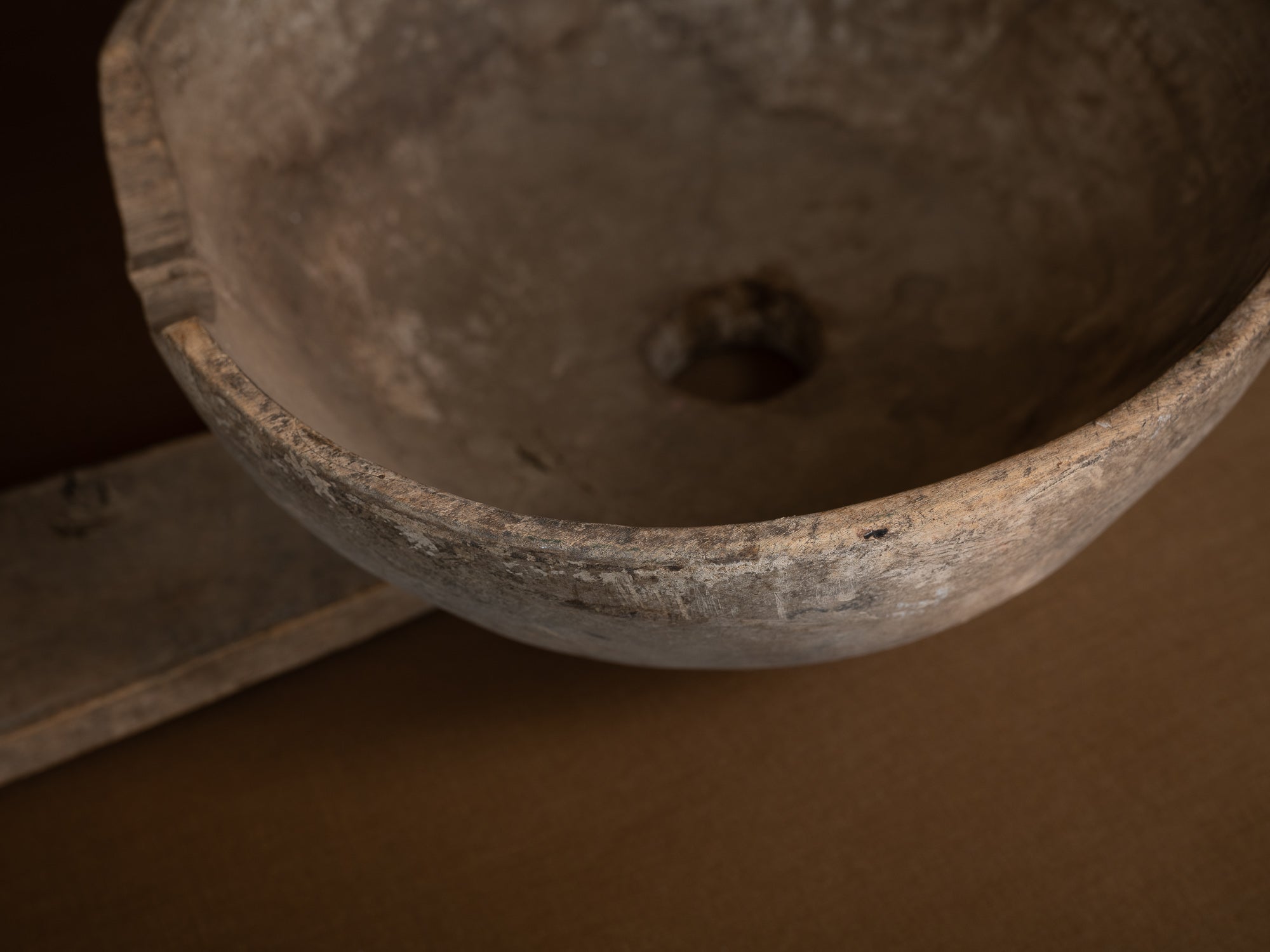 Mitate, passe‑lait ancien monoxyle, Suède (1820)..Mitate, old monoxyle milk strainer, Sweden (1820)