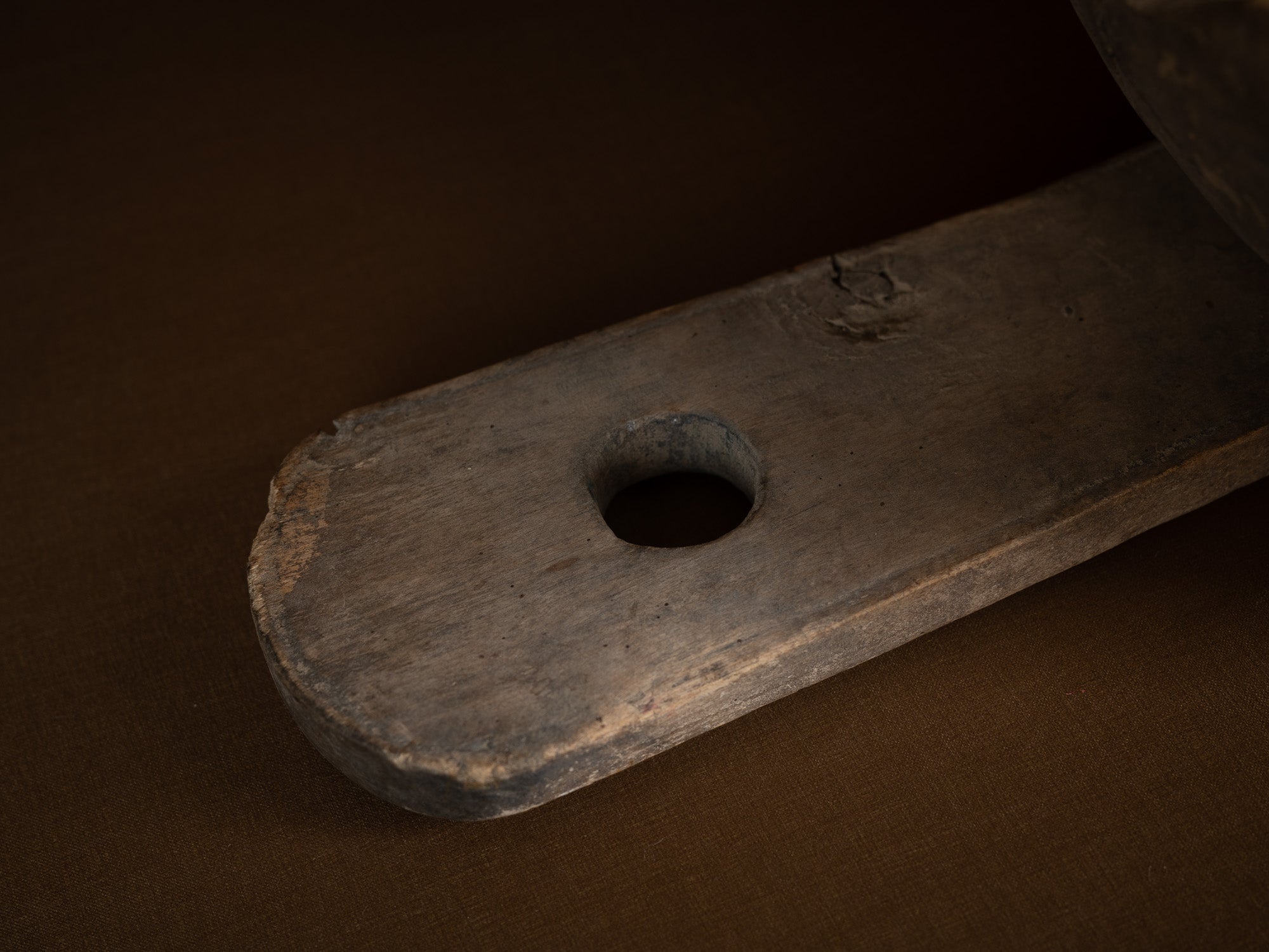 Mitate, passe‑lait ancien monoxyle, Suède (1820)..Mitate, old monoxyle milk strainer, Sweden (1820)