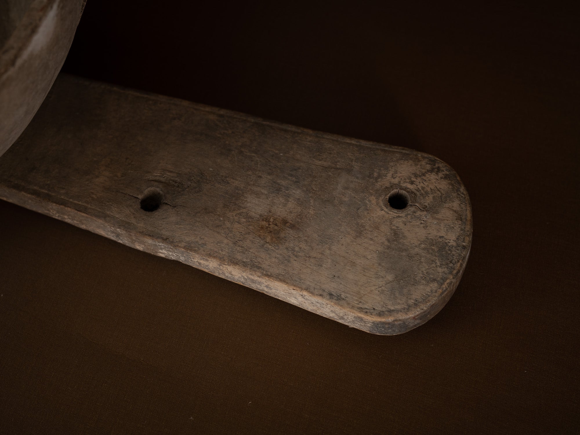 Mitate, passe‑lait ancien monoxyle, Suède (1820)..Mitate, old monoxyle milk strainer, Sweden (1820)