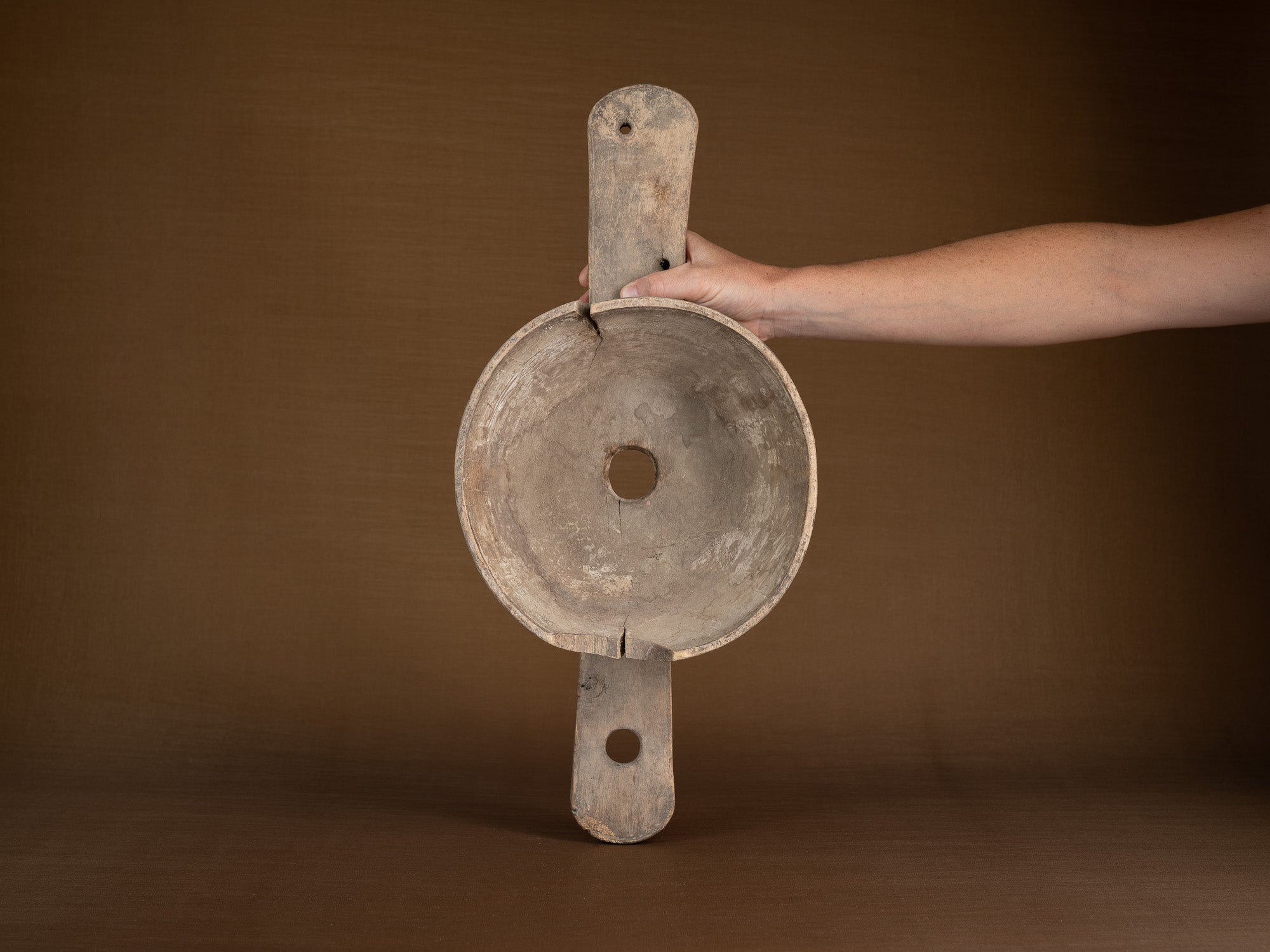 Mitate, passe‑lait ancien monoxyle, Suède (1820)..Mitate, old monoxyle milk strainer, Sweden (1820)