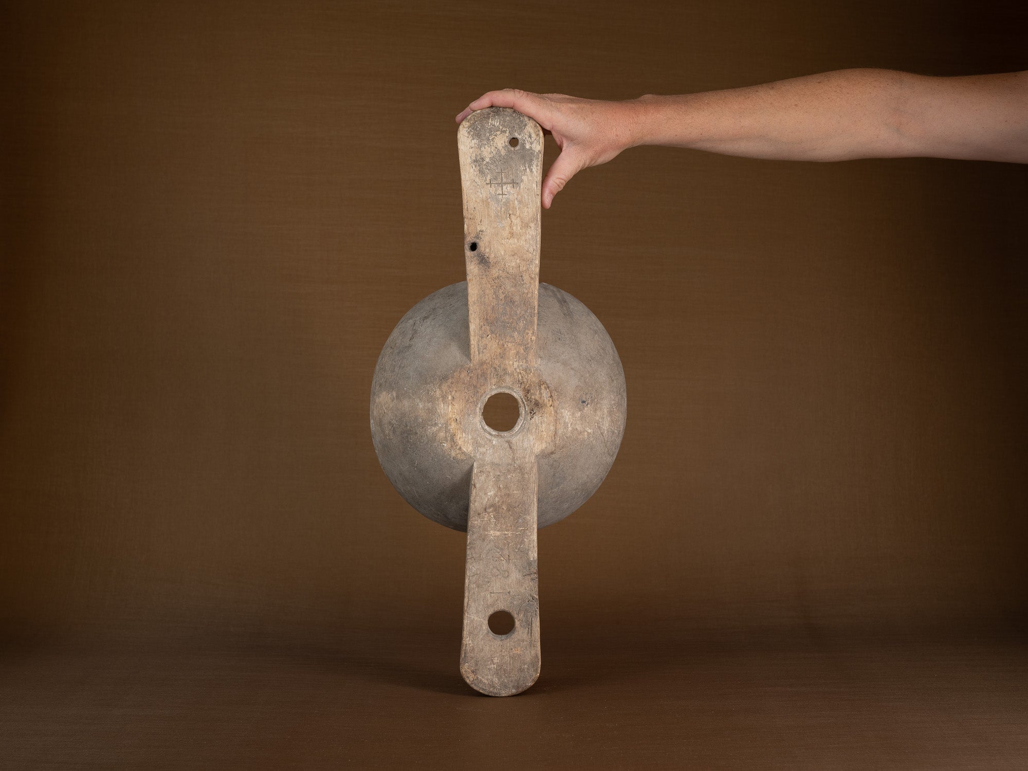 Mitate, passe‑lait ancien monoxyle, Suède (1820)..Mitate, old monoxyle milk strainer, Sweden (1820)