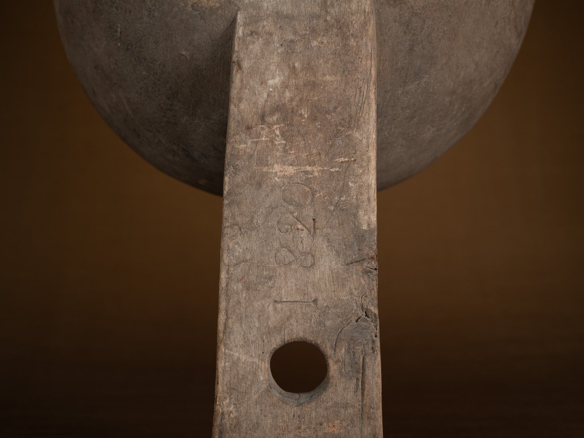 Mitate, passe‑lait ancien monoxyle, Suède (1820)..Mitate, old monoxyle milk strainer, Sweden (1820)