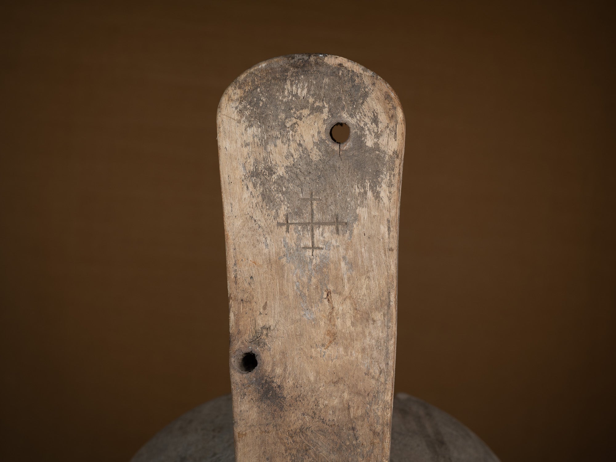 Mitate, passe‑lait ancien monoxyle, Suède (1820)..Mitate, old monoxyle milk strainer, Sweden (1820)