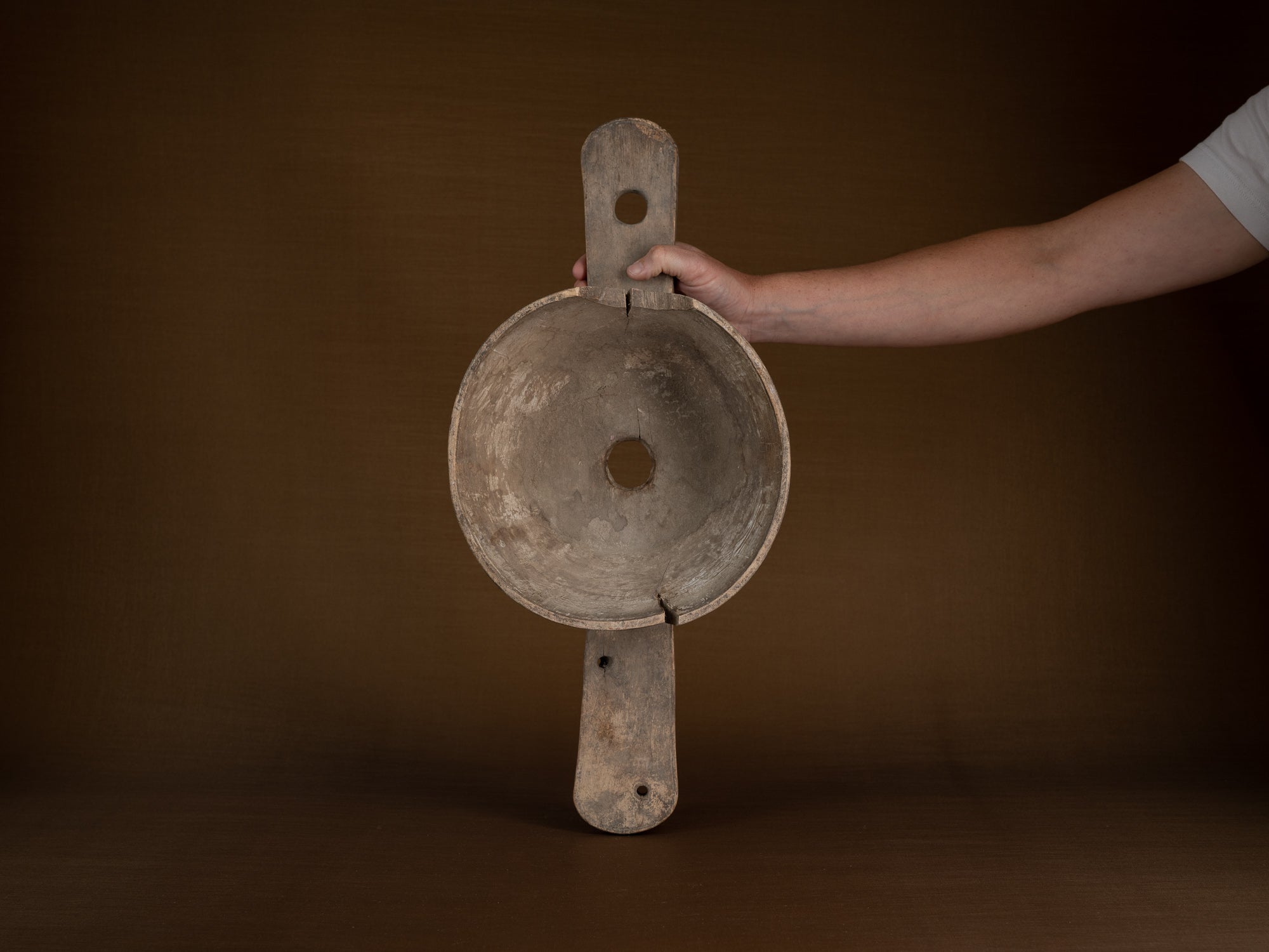 Mitate, passe‑lait ancien monoxyle, Suède (1820)..Mitate, old monoxyle milk strainer, Sweden (1820)