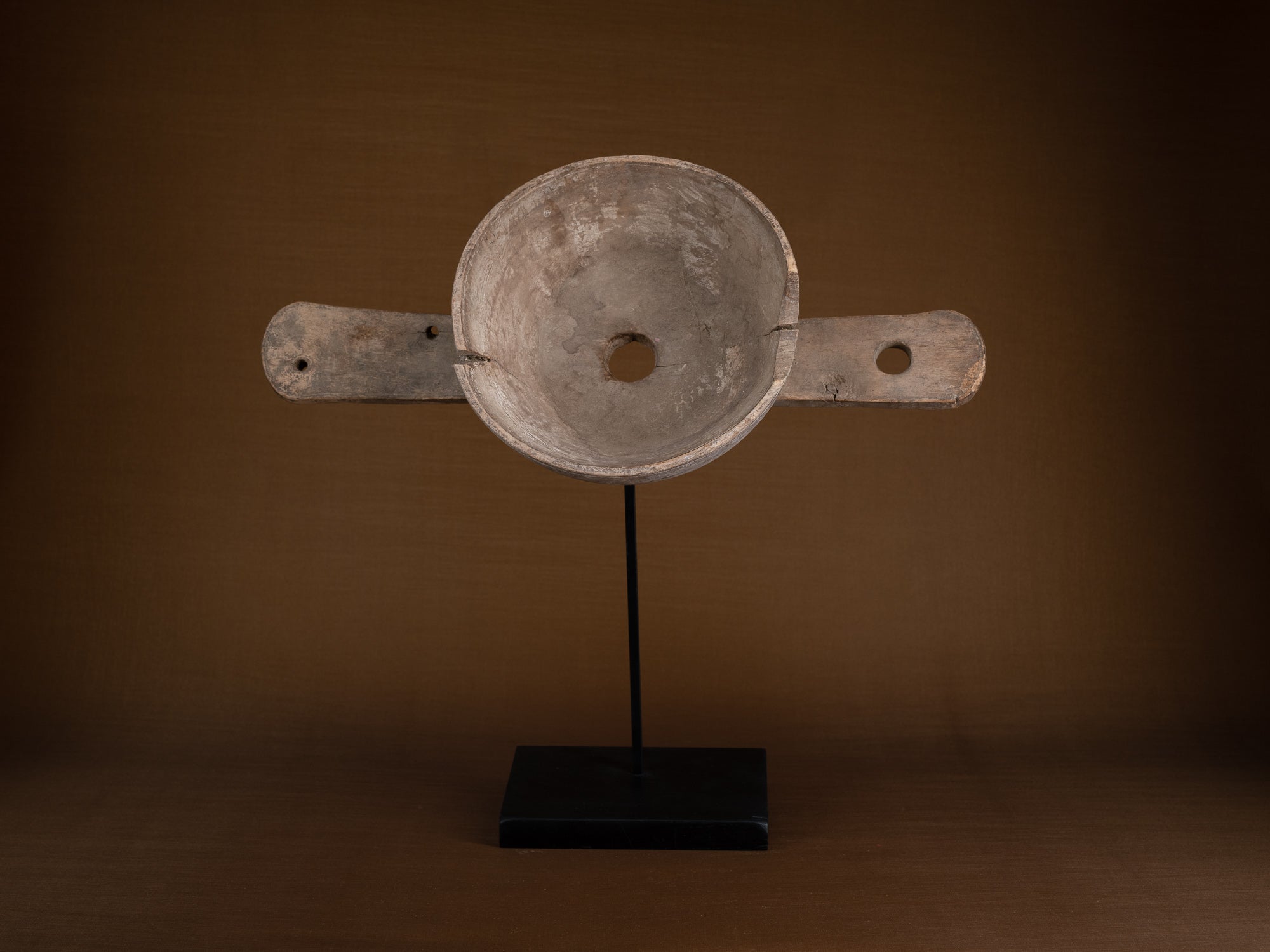 Mitate, passe‑lait ancien monoxyle, Suède (1820)..Mitate, old monoxyle milk strainer, Sweden (1820)
