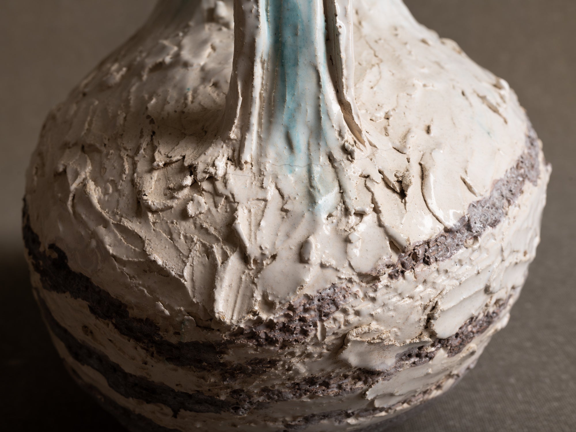 Vase-Sculpture zoomorphe "oiseau" en faience modelée, France (années 1950)..Zoomorphic vase-sculpture bird in earthenware, France (1950s)