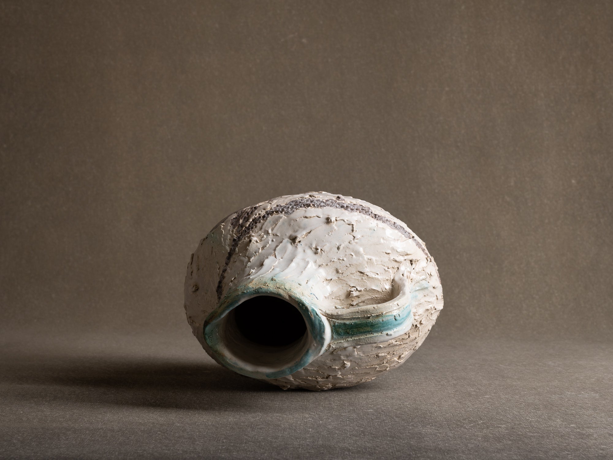 Vase-Sculpture zoomorphe "oiseau" en faience modelée, France (années 1950)..Zoomorphic vase-sculpture bird in earthenware, France (1950s)