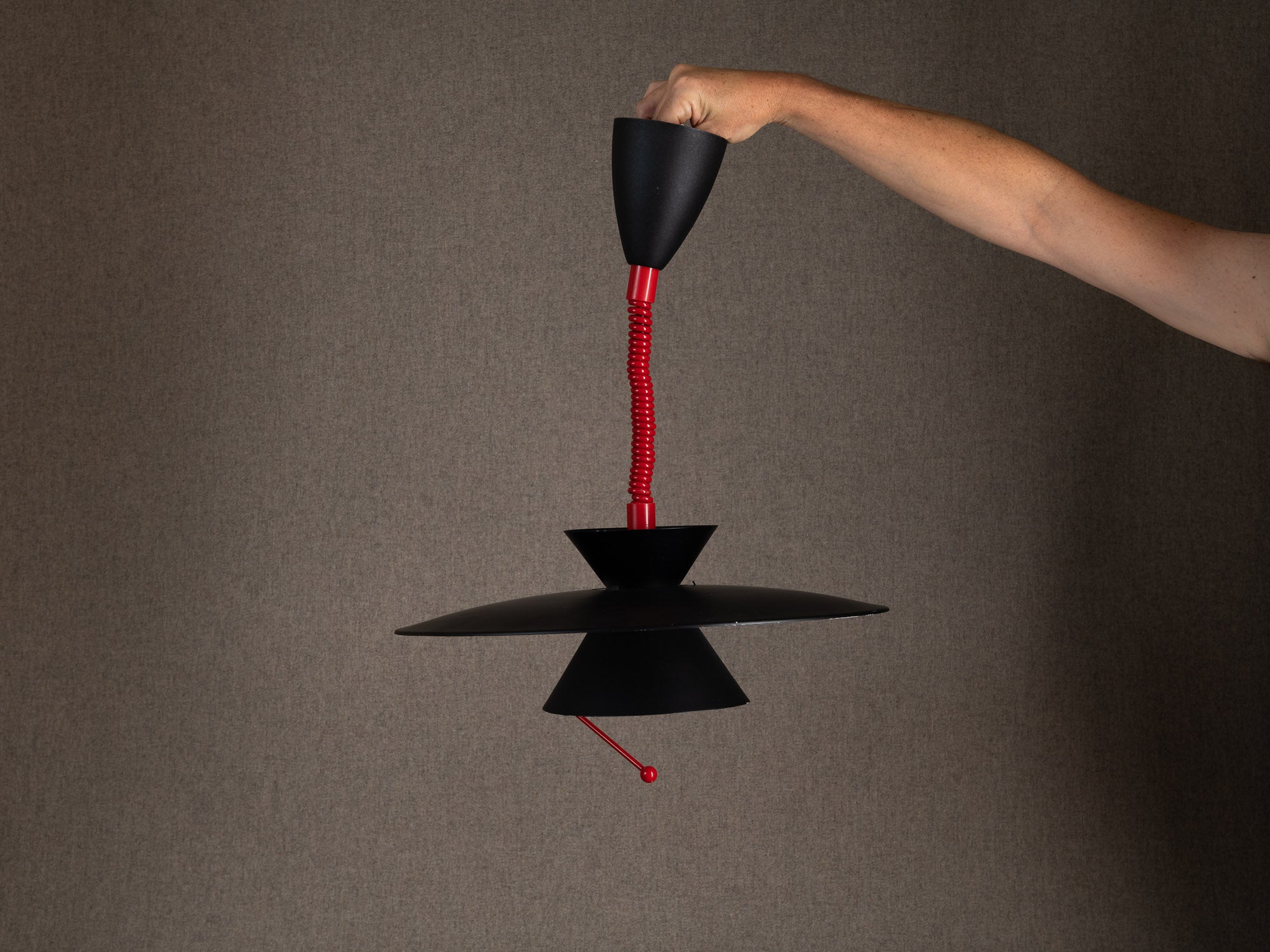 Lampe / Plafonnier postmoderne en métal rouge et noir Oy Lival AB, Finlande (années 1980)..Postmodern lamp / ceiling lamp in red and black metal Oy Lival AB, Finland (1980s)