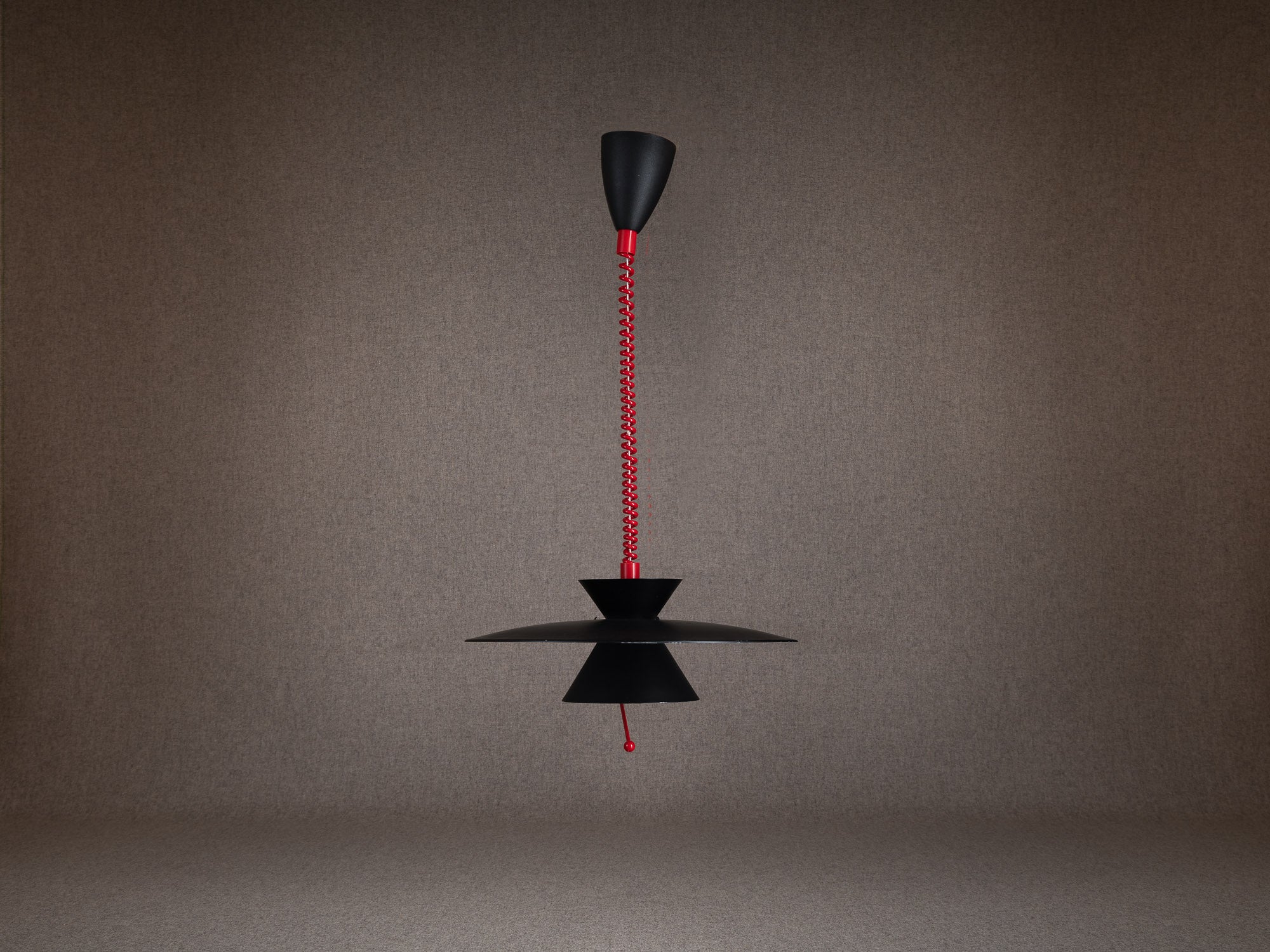 Lampe / Plafonnier postmoderne en métal rouge et noir Oy Lival AB, Finlande (années 1980)..Postmodern lamp / ceiling lamp in red and black metal Oy Lival AB, Finland (1980s)