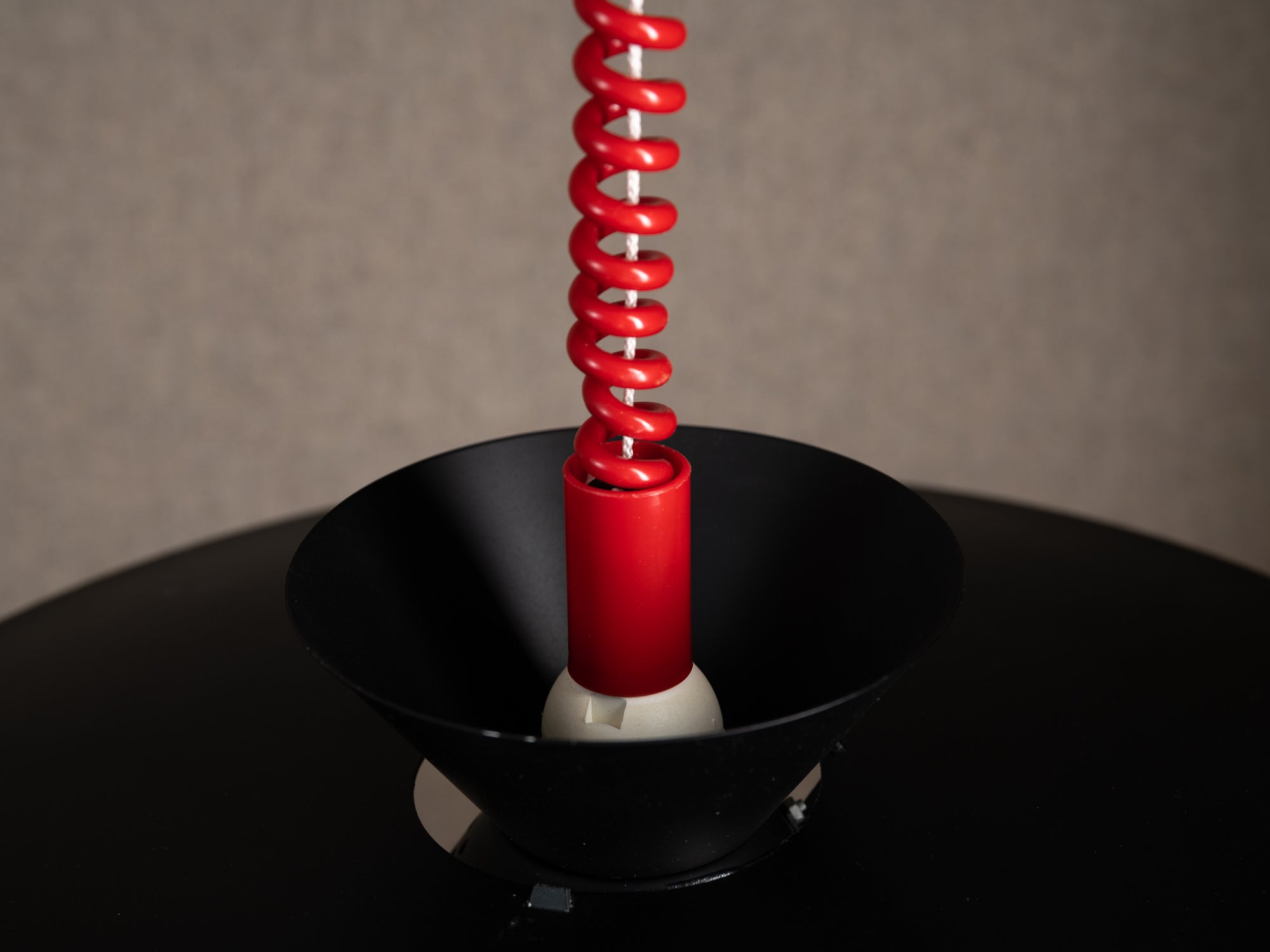 Lampe / Plafonnier postmoderne en métal rouge et noir Oy Lival AB, Finlande (années 1980)..Postmodern lamp / ceiling lamp in red and black metal Oy Lival AB, Finland (1980s)