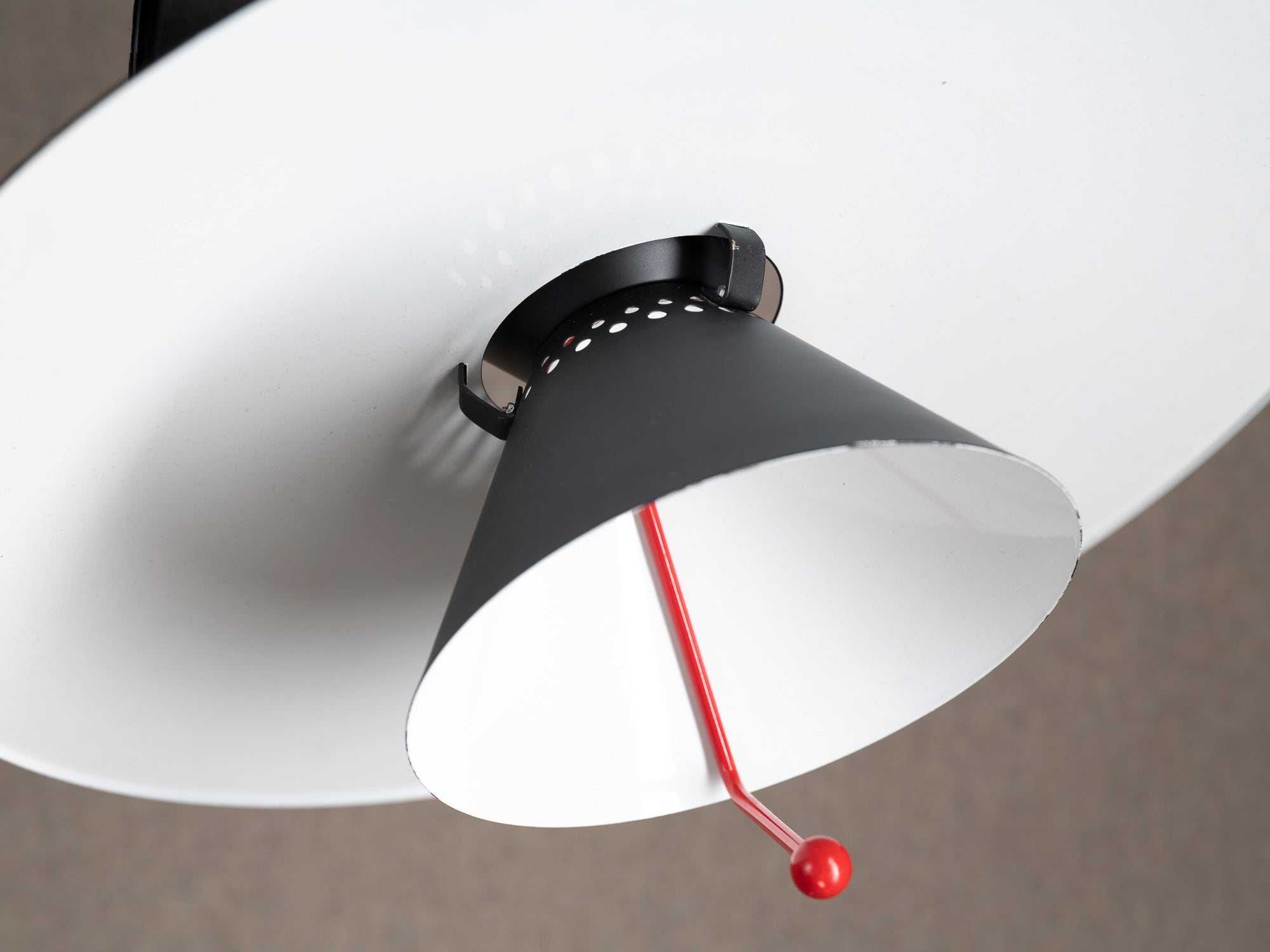 Lampe / Plafonnier postmoderne en métal rouge et noir Oy Lival AB, Finlande (années 1980)..Postmodern lamp / ceiling lamp in red and black metal Oy Lival AB, Finland (1980s)