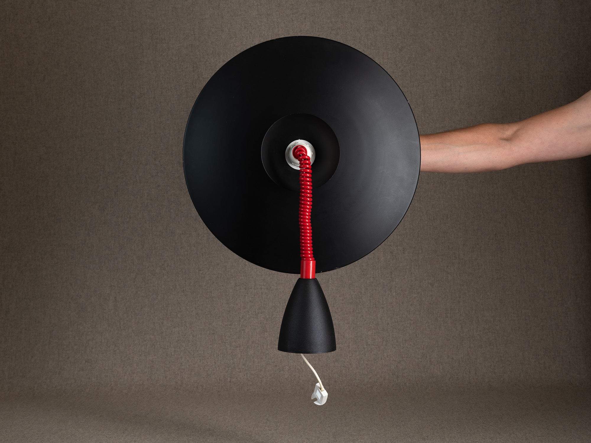 Lampe / Plafonnier postmoderne en métal rouge et noir Oy Lival AB, Finlande (années 1980)..Postmodern lamp / ceiling lamp in red and black metal Oy Lival AB, Finland (1980s)