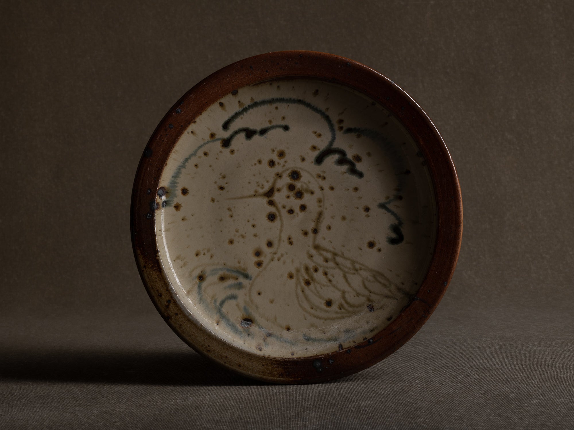 Coupe à décor d'oiseau de Janet Stedman à La Borne, France (vers 1981)..Plate / bowl "bird" by Janet Stedman at La Borne, France (ca. 1981)