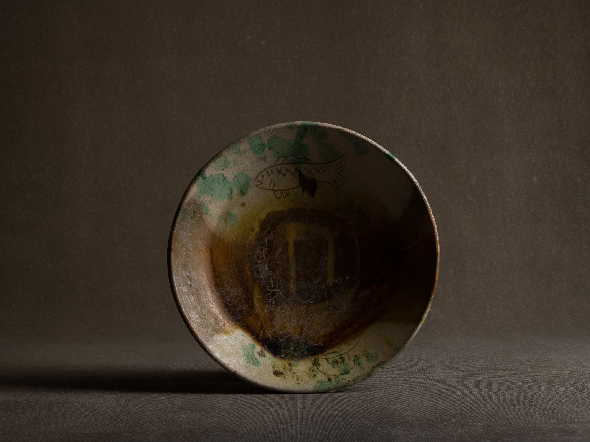 Coupe "sancai" à décor de poisson, travail d'art populaire, Chine (XIXe)..Sancai bowl with fish pattern, folk art, China (19th century)