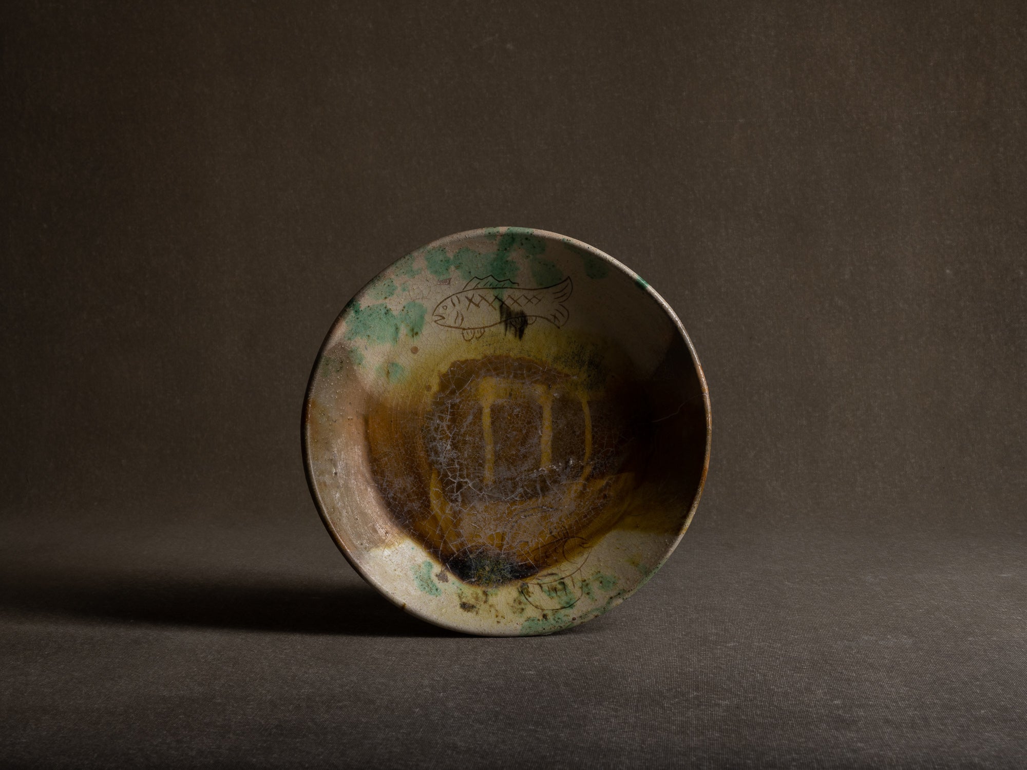 Coupe "sancai" à décor de poisson, travail d'art populaire, Chine (XIXe)..Sancai bowl with fish pattern, folk art, China (19th century)