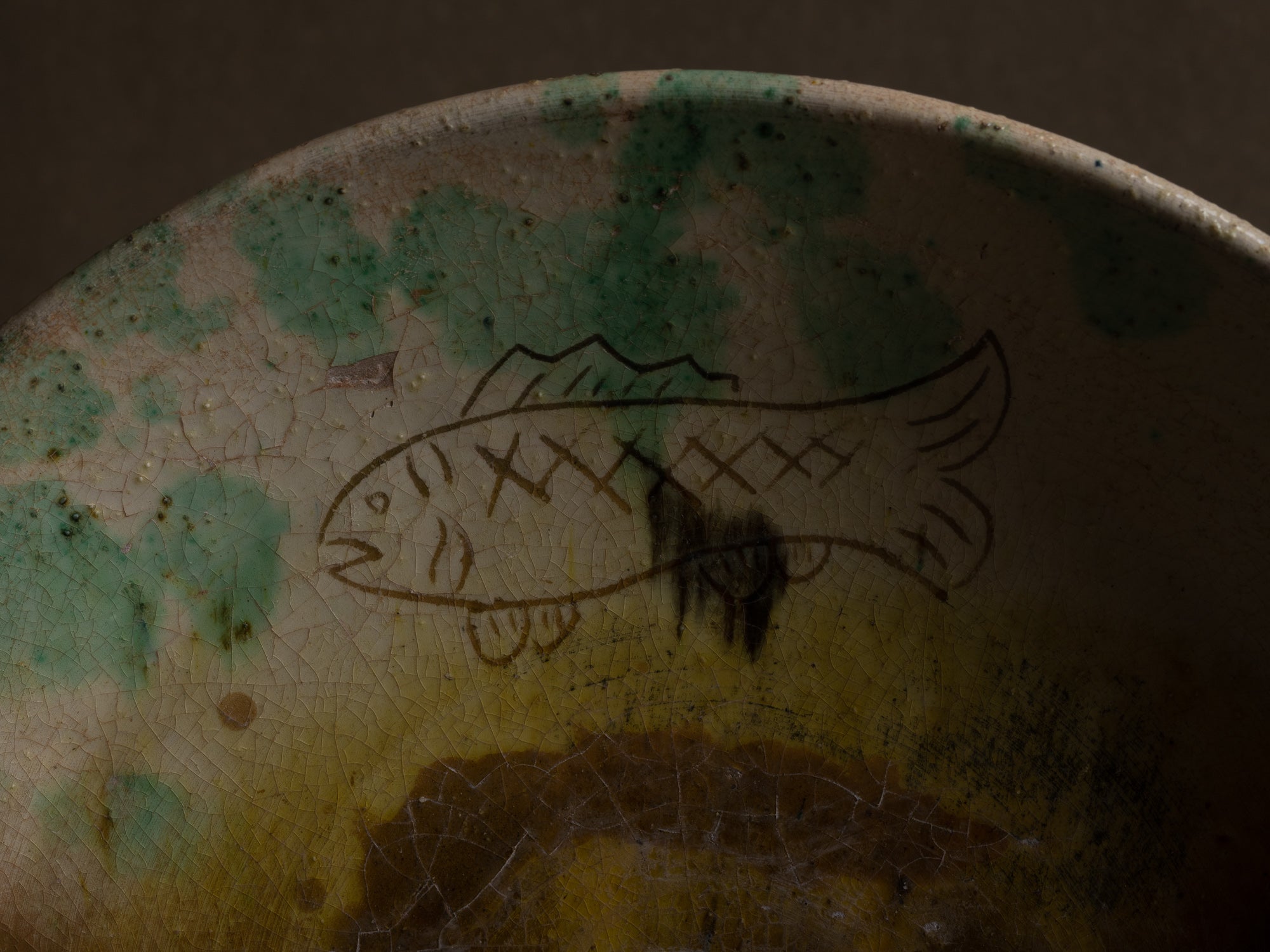 Coupe "sancai" à décor de poisson, travail d'art populaire, Chine (XIXe)..Sancai bowl with fish pattern, folk art, China (19th century)