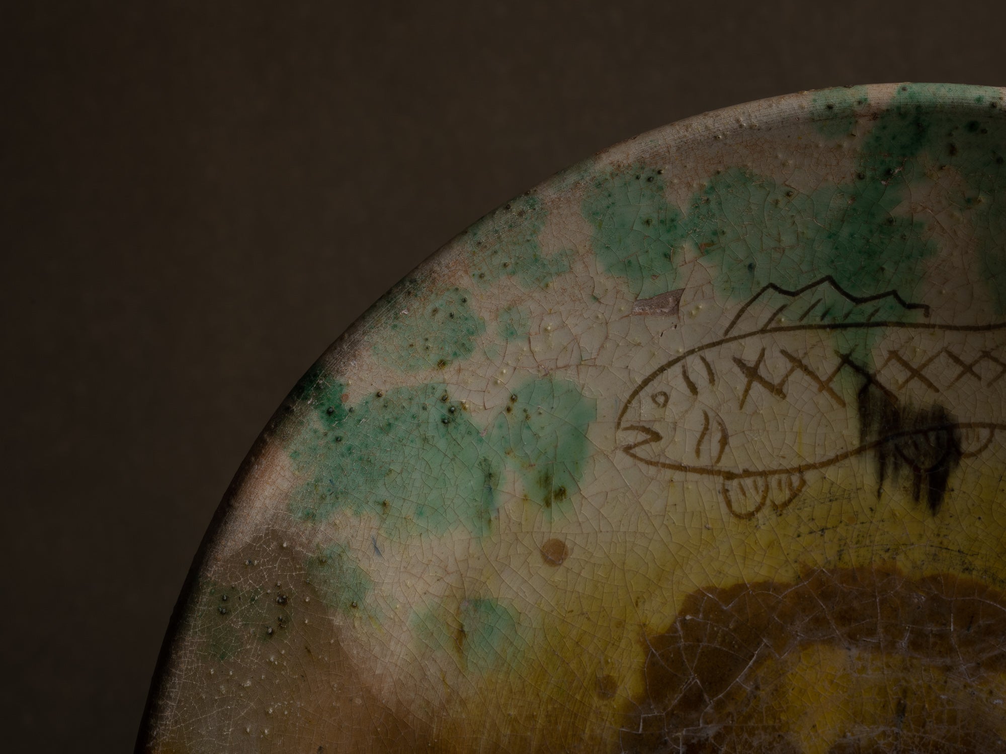 Coupe "sancai" à décor de poisson, travail d'art populaire, Chine (XIXe)..Sancai bowl with fish pattern, folk art, China (19th century)