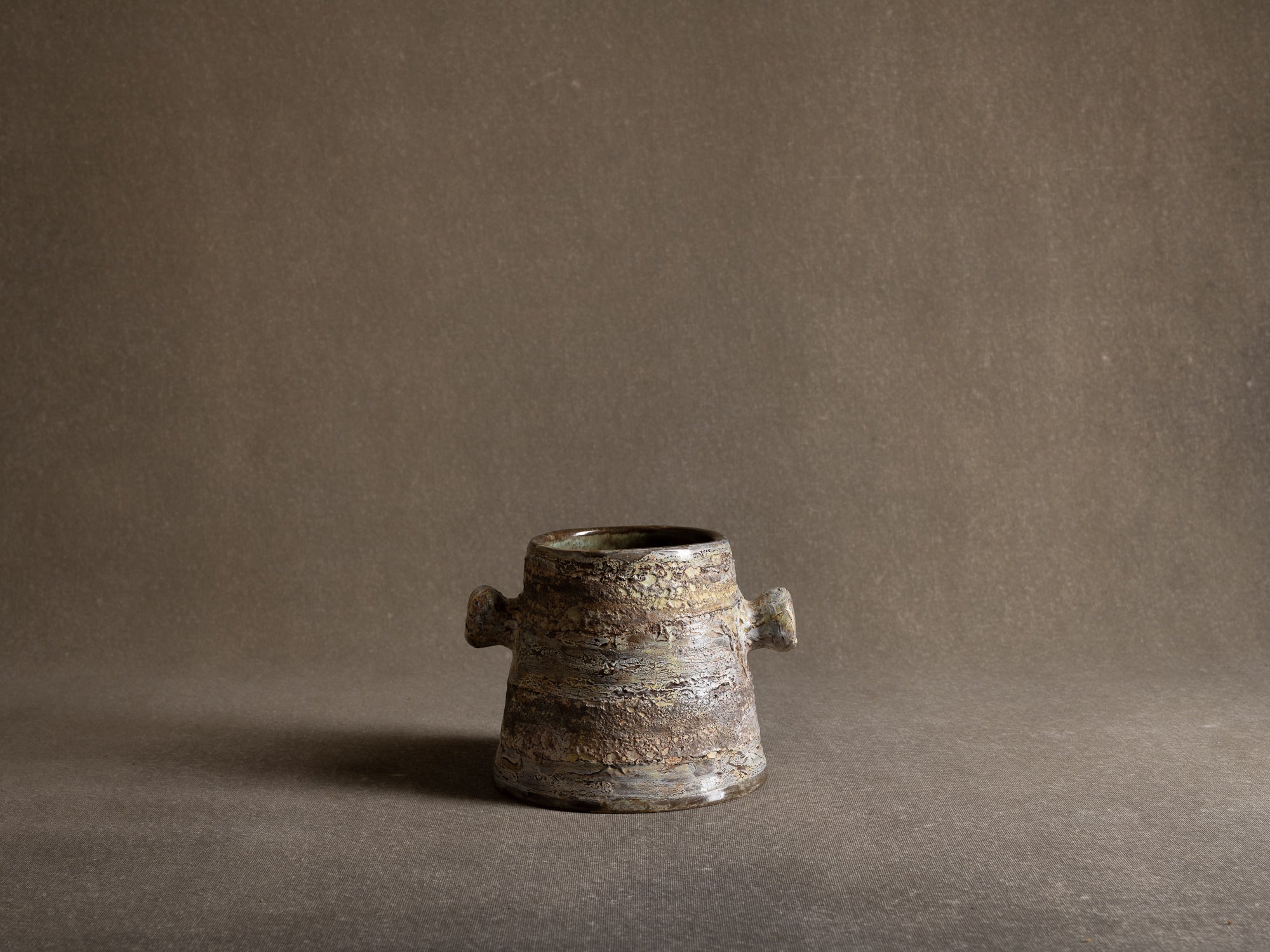 Pot à oreilles / ansé de Henri‑Georges Dupetit, France (vers 1955)..Handled pot by Henri‑Georges Dupetit, France (circa 1955)