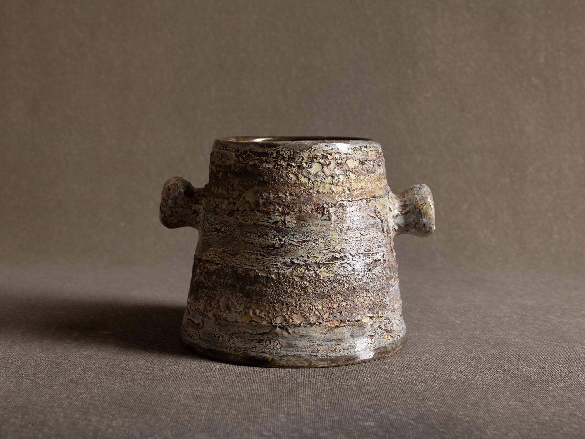 Pot à oreilles / ansé de Henri‑Georges Dupetit, France (vers 1955)..Handled pot by Henri‑Georges Dupetit, France (circa 1955)