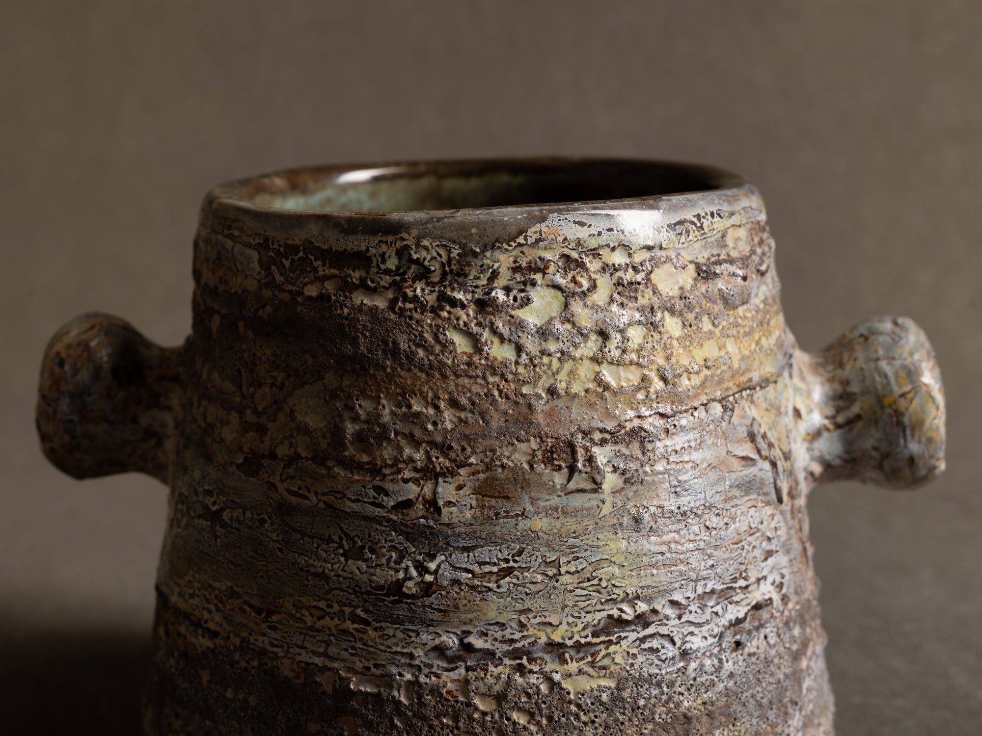 Pot à oreilles / ansé de Henri‑Georges Dupetit, France (vers 1955)..Handled pot by Henri‑Georges Dupetit, France (circa 1955)