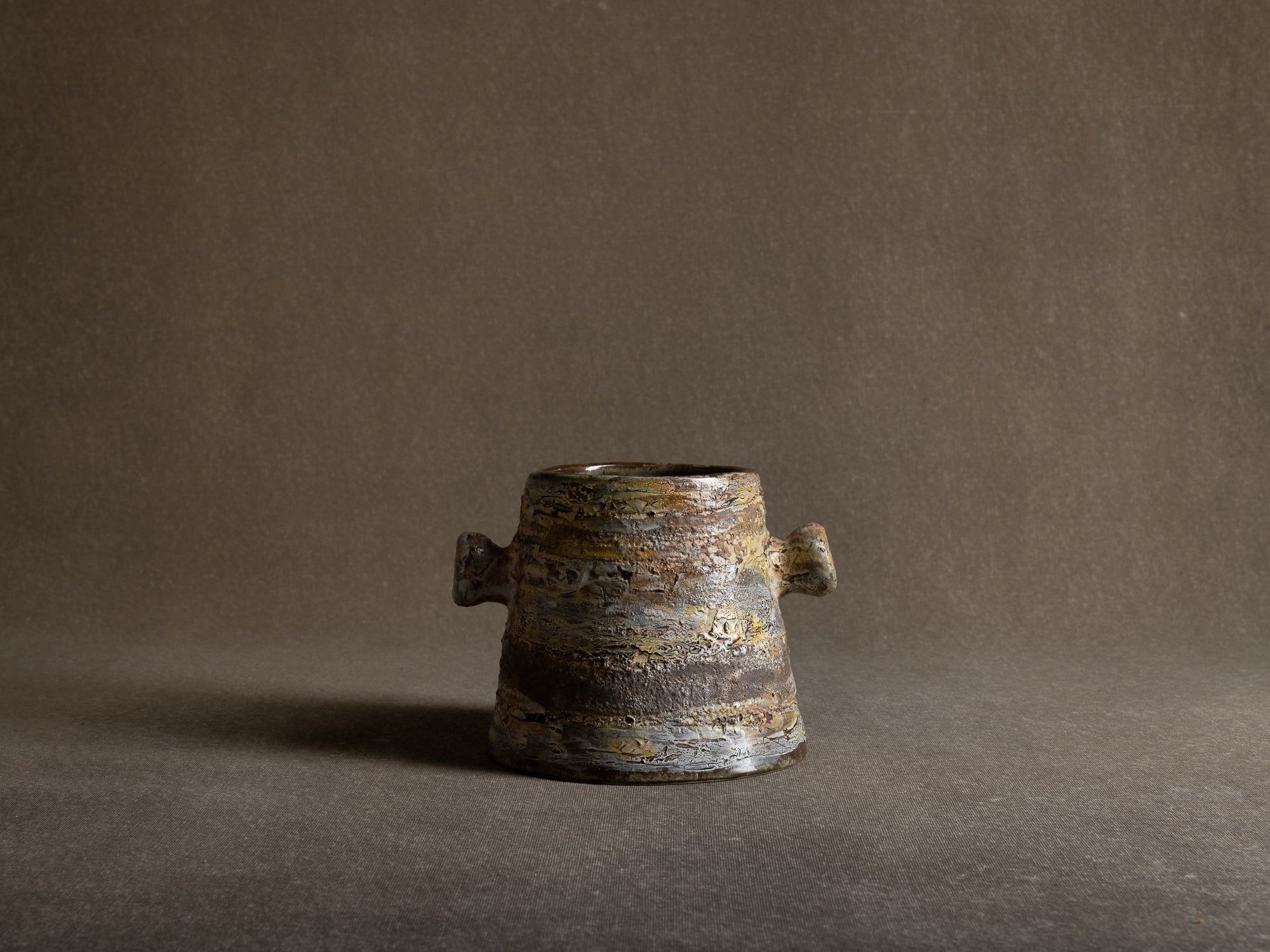 Pot à oreilles / ansé de Henri‑Georges Dupetit, France (vers 1955)..Handled pot by Henri‑Georges Dupetit, France (circa 1955)