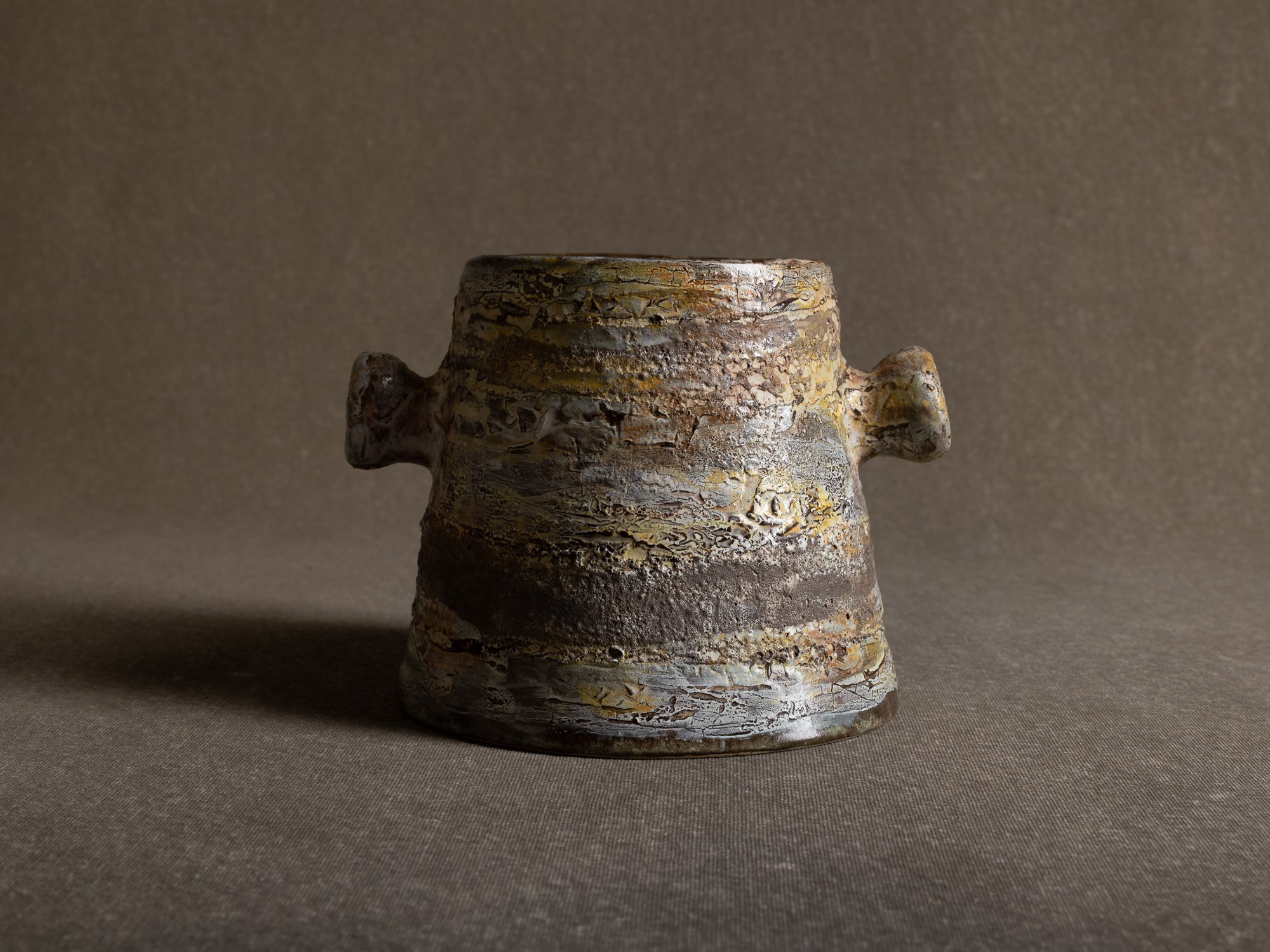 Pot à oreilles / ansé de Henri‑Georges Dupetit, France (vers 1955)..Handled pot by Henri‑Georges Dupetit, France (circa 1955)