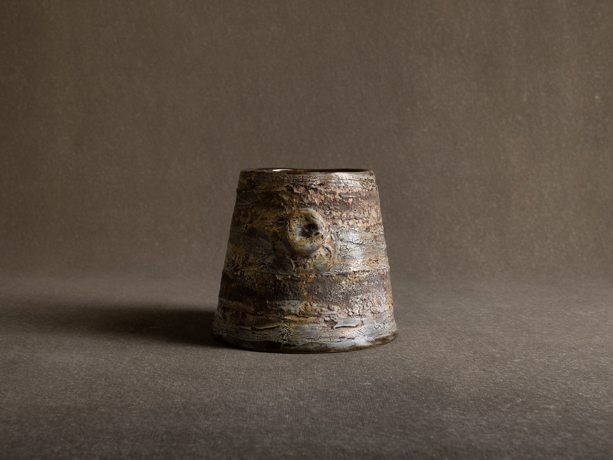 Pot à oreilles / ansé de Henri‑Georges Dupetit, France (vers 1955)..Handled pot by Henri‑Georges Dupetit, France (circa 1955)