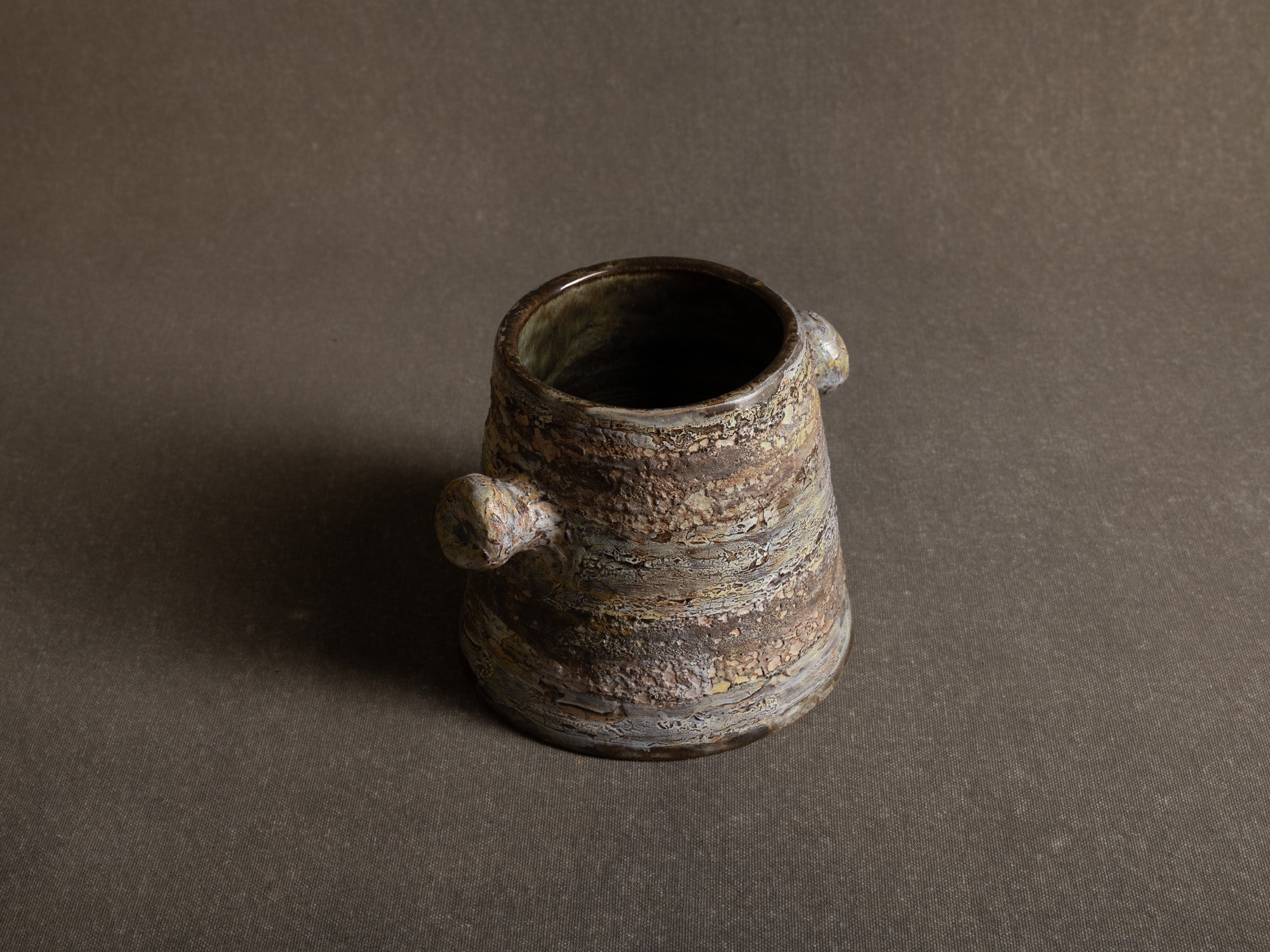 Pot à oreilles / ansé de Henri‑Georges Dupetit, France (vers 1955)..Handled pot by Henri‑Georges Dupetit, France (circa 1955)