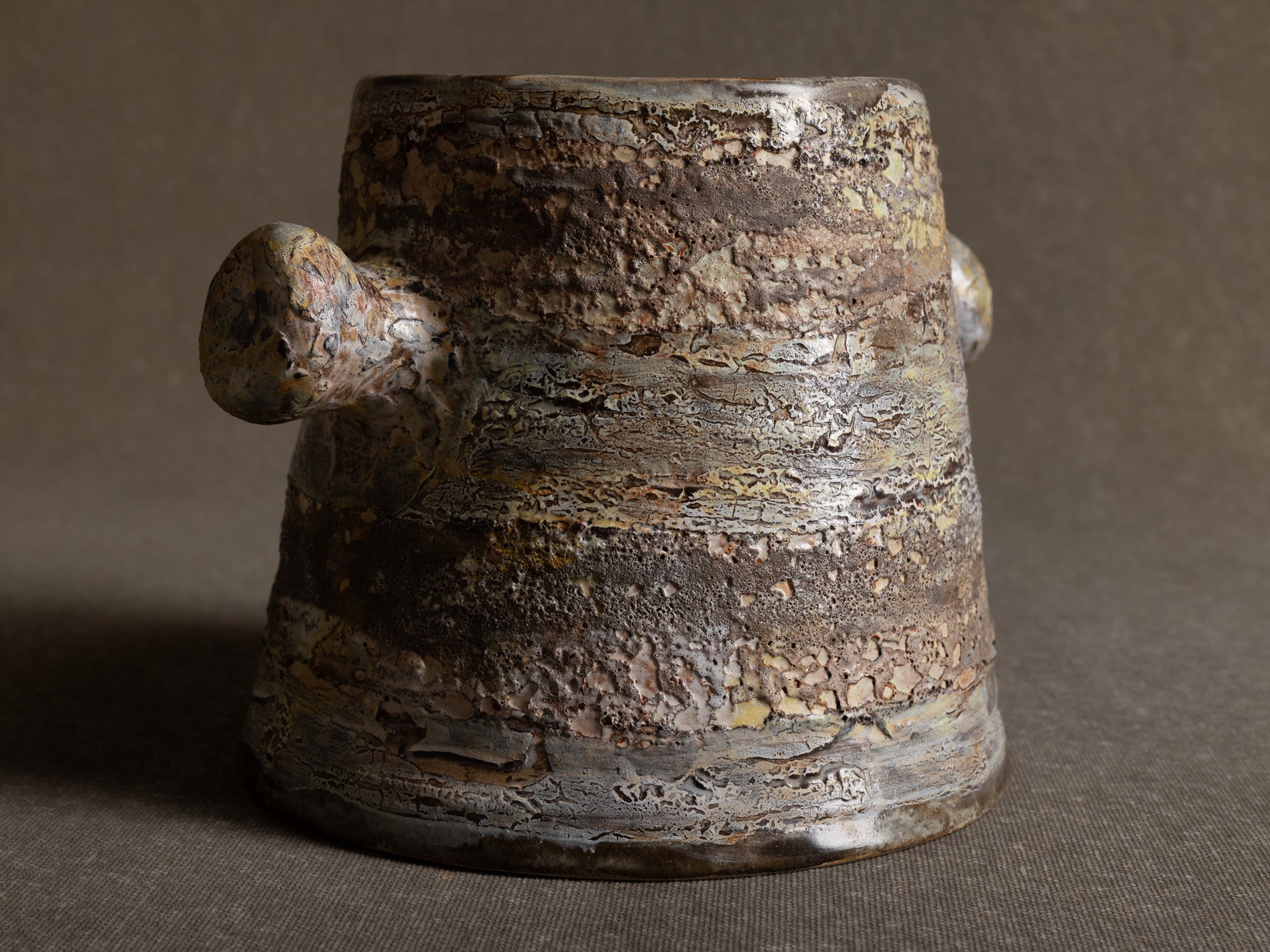 Pot à oreilles / ansé de Henri‑Georges Dupetit, France (vers 1955)..Handled pot by Henri‑Georges Dupetit, France (circa 1955)