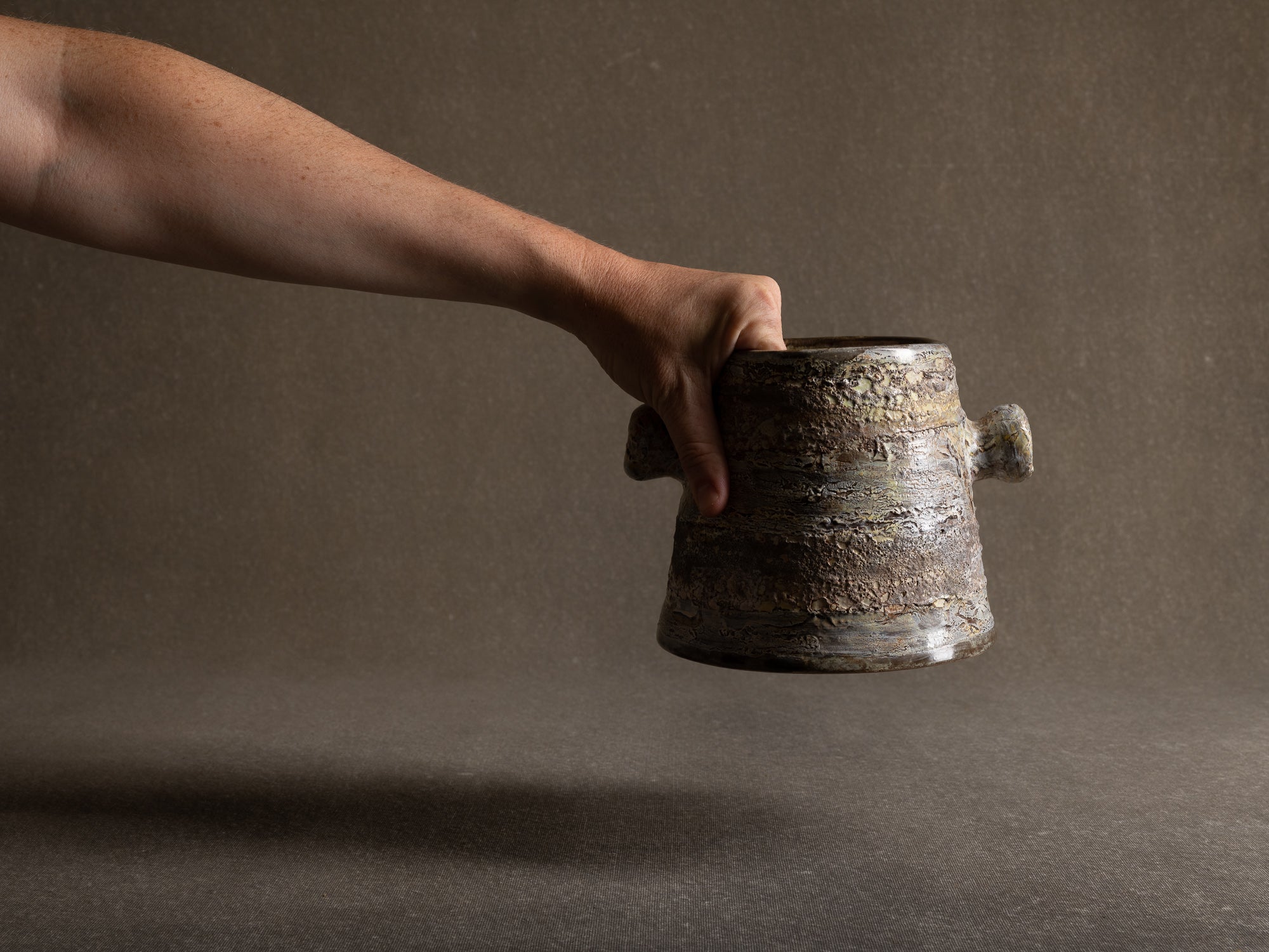 Pot à oreilles / ansé de Henri‑Georges Dupetit, France (vers 1955)..Handled pot by Henri‑Georges Dupetit, France (circa 1955)