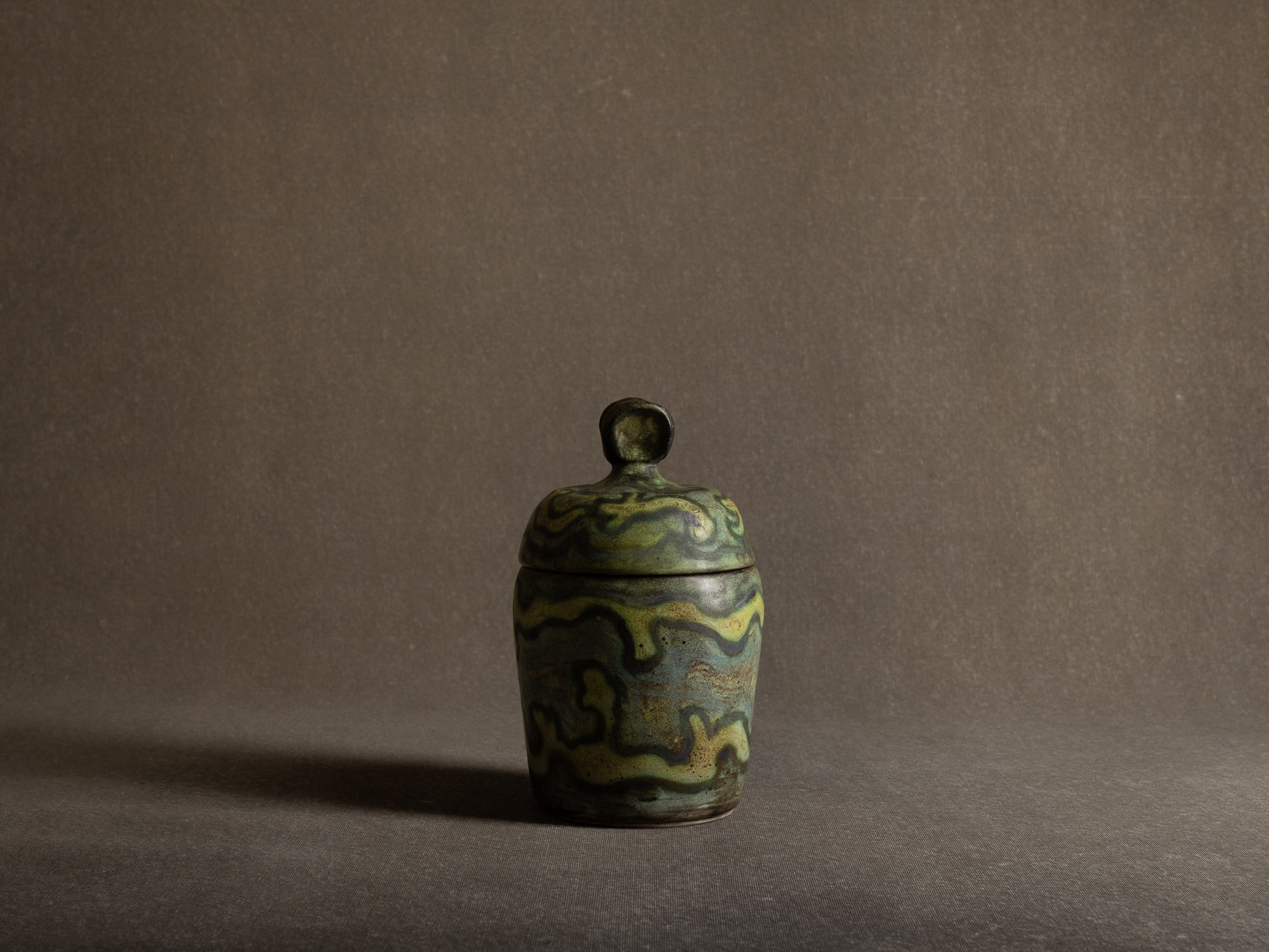 Rare boîte / pot couvert de Henri‑Georges Dupetit, France (vers 1955)..Rare lidded pot by Henri‑Georges Dupetit, France (circa 1955)