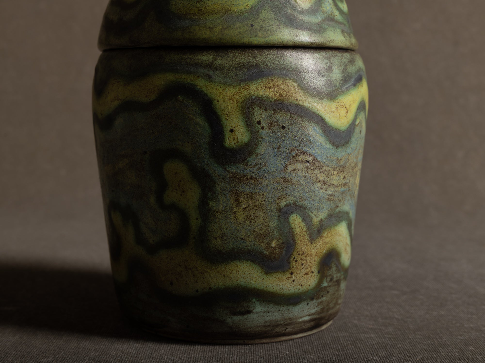 Rare boîte / pot couvert de Henri‑Georges Dupetit, France (vers 1955)..Rare lidded pot by Henri‑Georges Dupetit, France (circa 1955)
