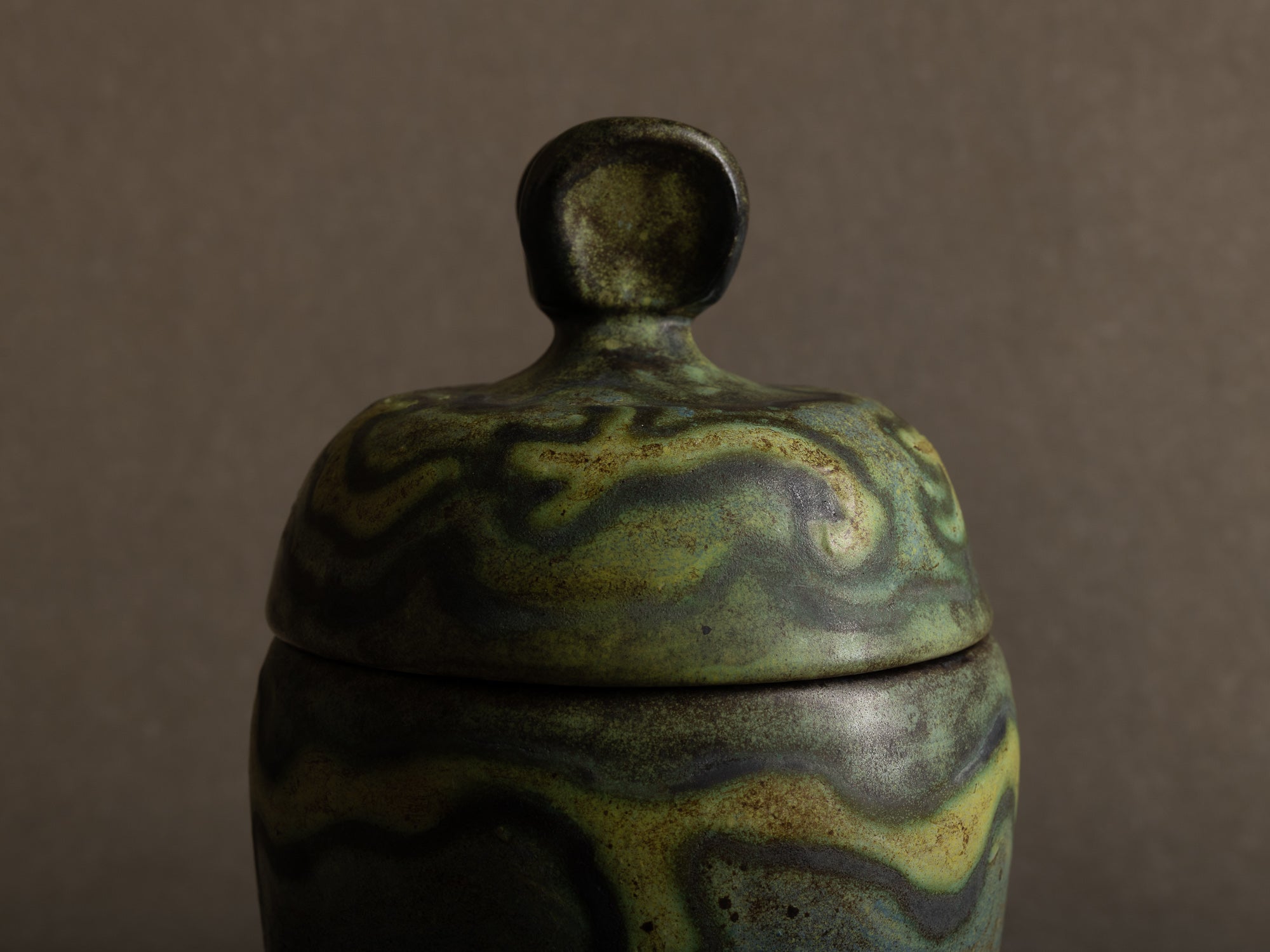Rare boîte / pot couvert de Henri‑Georges Dupetit, France (vers 1955)..Rare lidded pot by Henri‑Georges Dupetit, France (circa 1955)