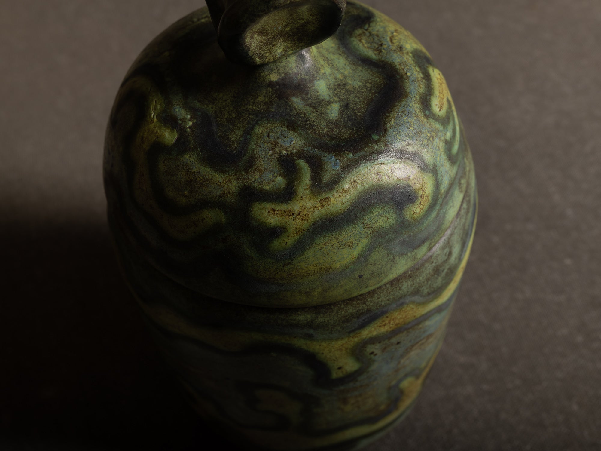 Rare boîte / pot couvert de Henri‑Georges Dupetit, France (vers 1955)..Rare lidded pot by Henri‑Georges Dupetit, France (circa 1955)