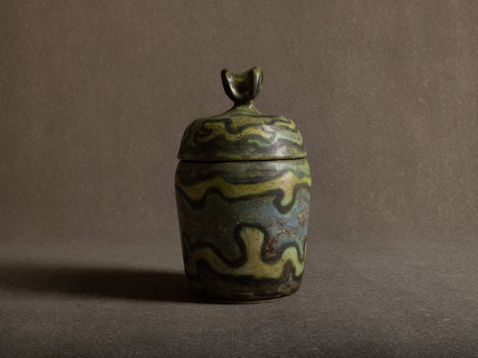 Rare boîte / pot couvert de Henri‑Georges Dupetit, France (vers 1955)..Rare lidded pot by Henri‑Georges Dupetit, France (circa 1955)