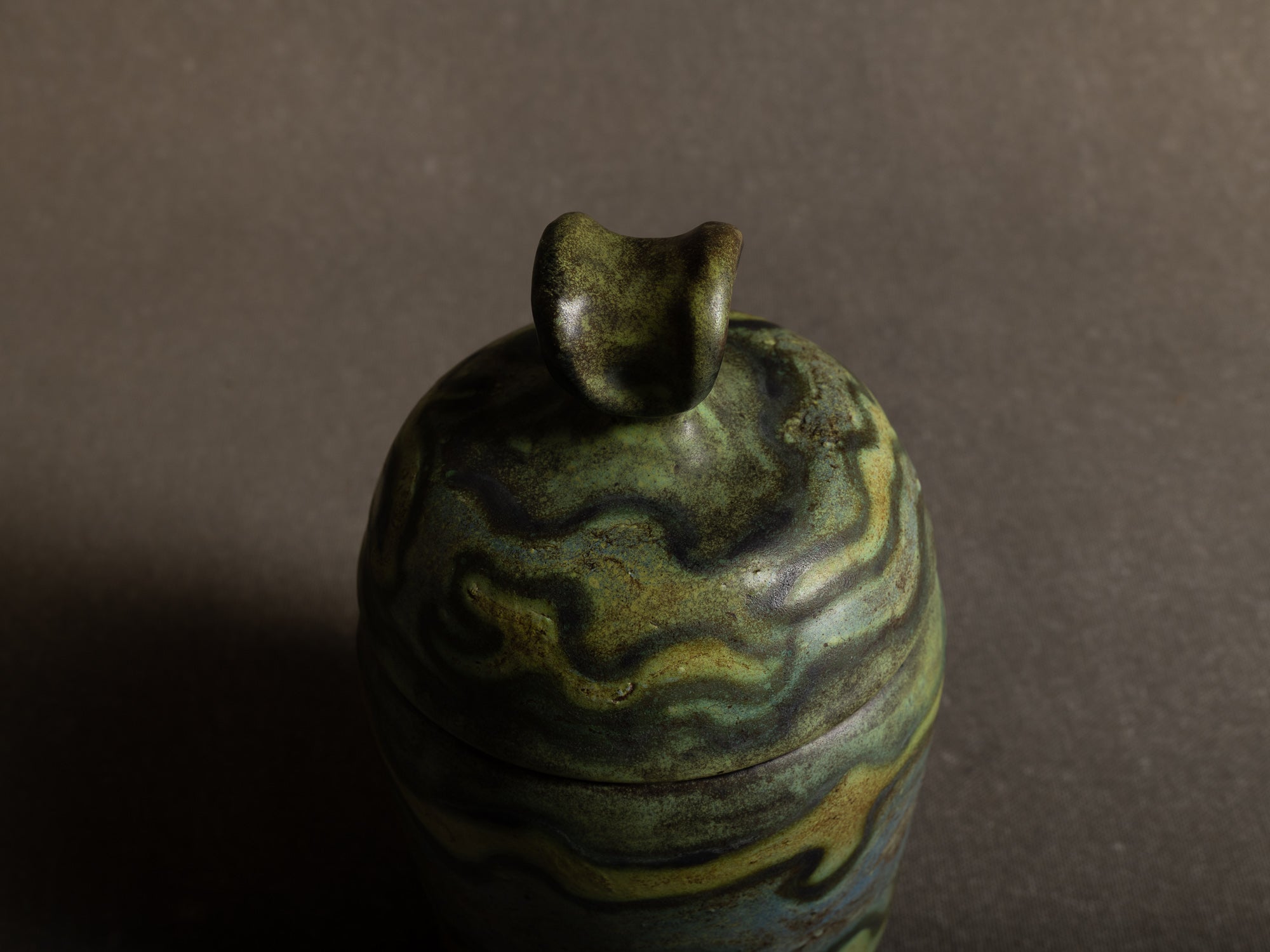 Rare boîte / pot couvert de Henri‑Georges Dupetit, France (vers 1955)..Rare lidded pot by Henri‑Georges Dupetit, France (circa 1955)