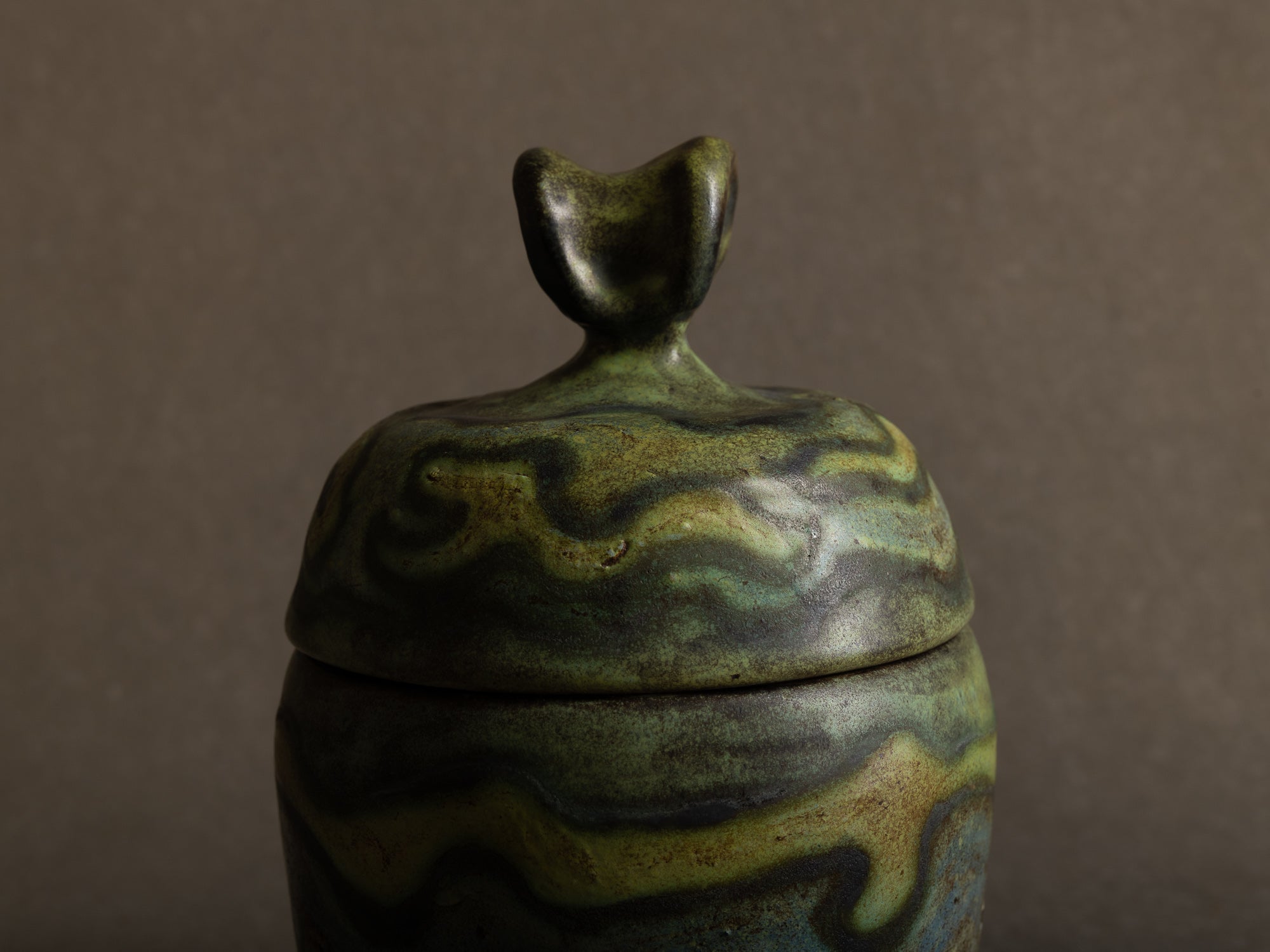 Rare boîte / pot couvert de Henri‑Georges Dupetit, France (vers 1955)..Rare lidded pot by Henri‑Georges Dupetit, France (circa 1955)
