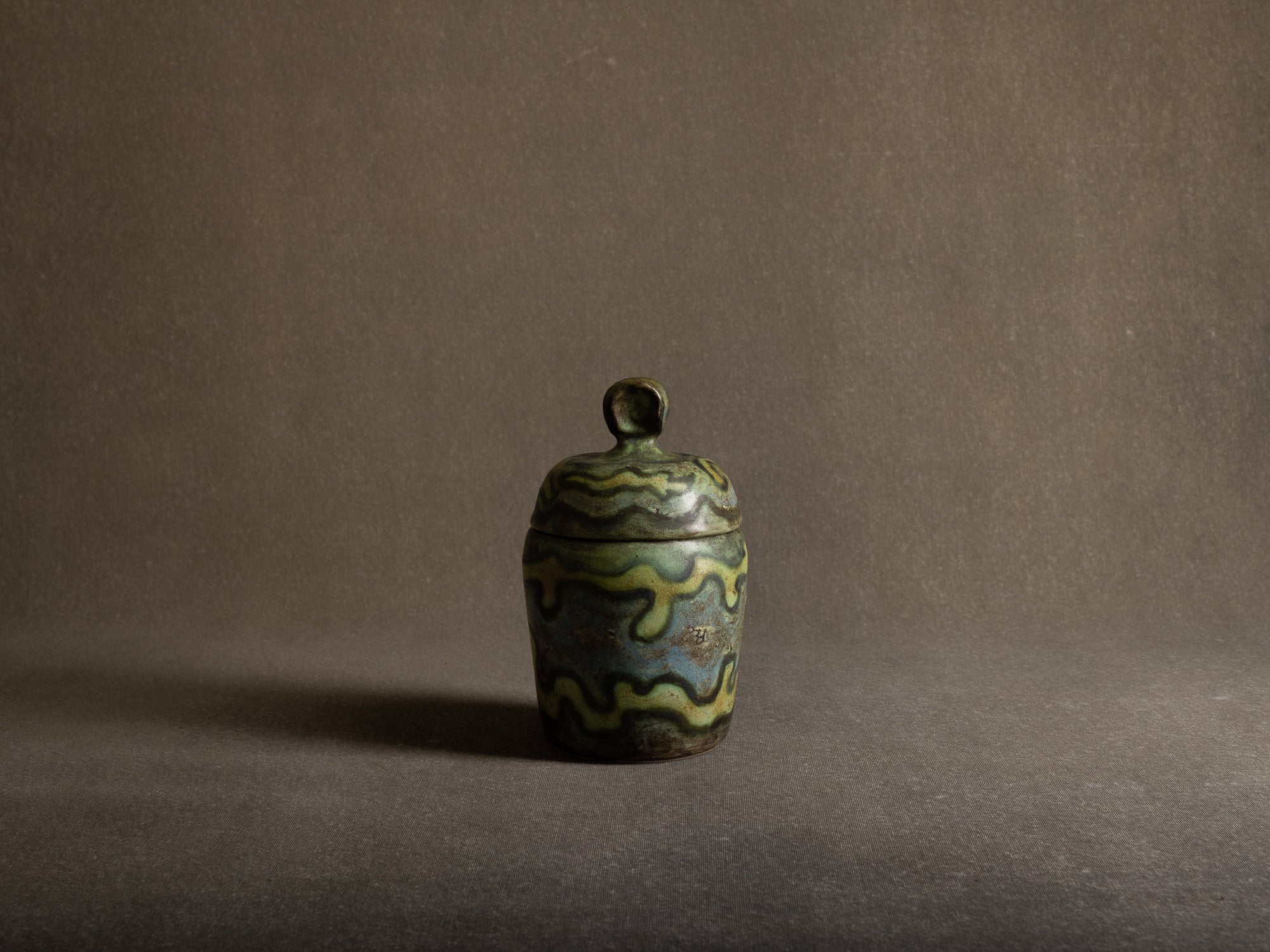 Rare boîte / pot couvert de Henri‑Georges Dupetit, France (vers 1955)..Rare lidded pot by Henri‑Georges Dupetit, France (circa 1955)